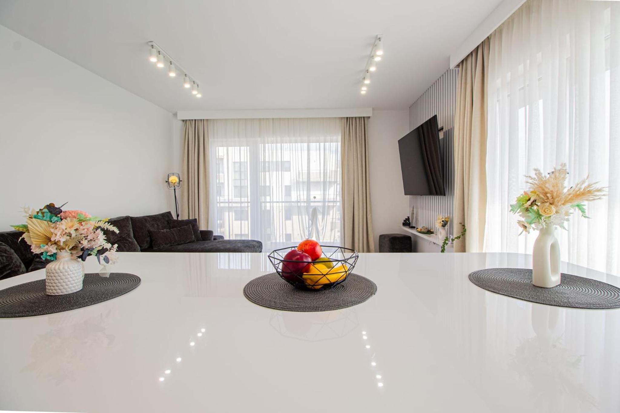 Spacious Holiday Apartment- Mountain View - Huge Balcony - Top Floor