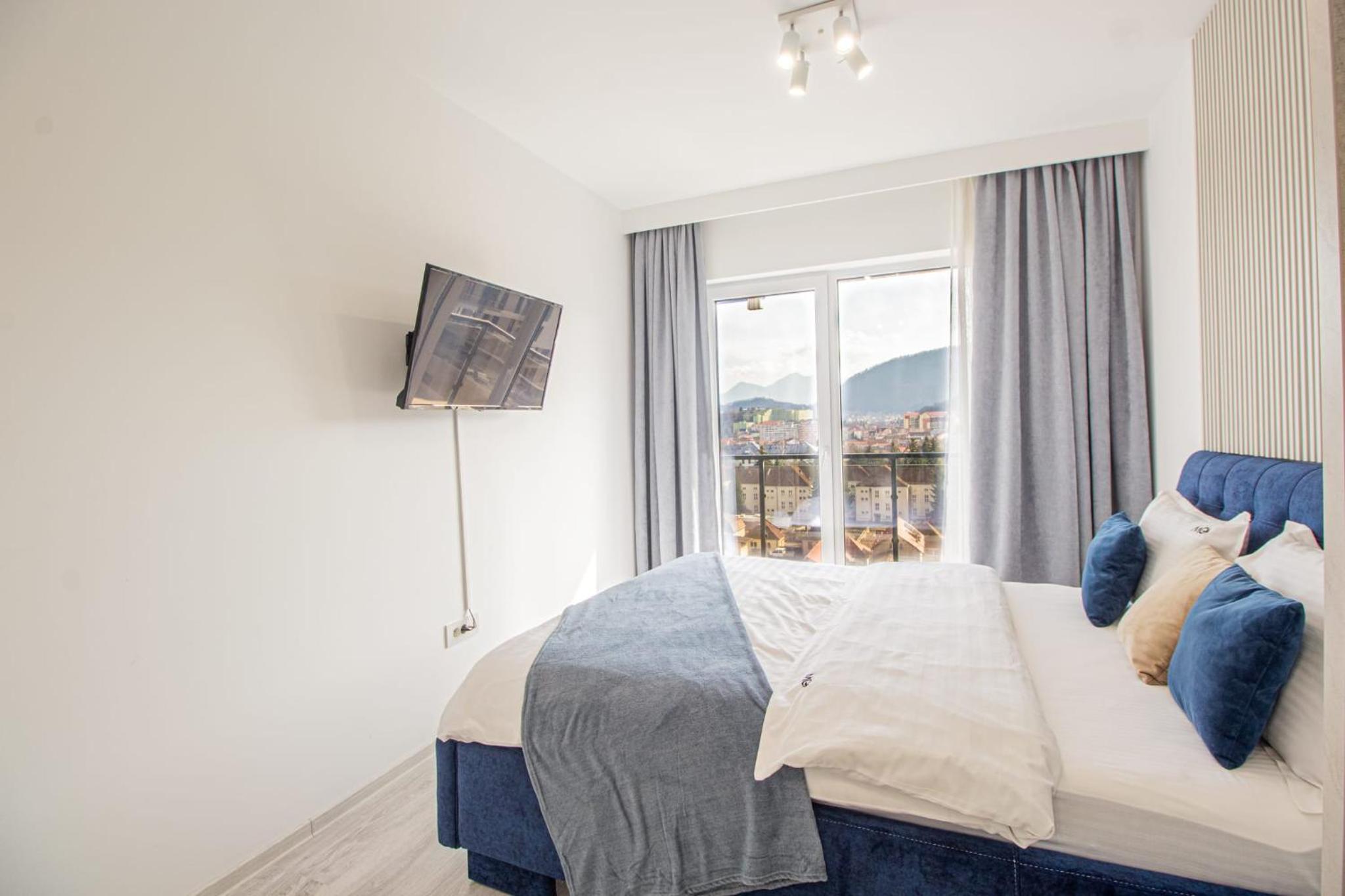 Spacious Holiday Apartment- Mountain View - Huge Balcony - Top Floor