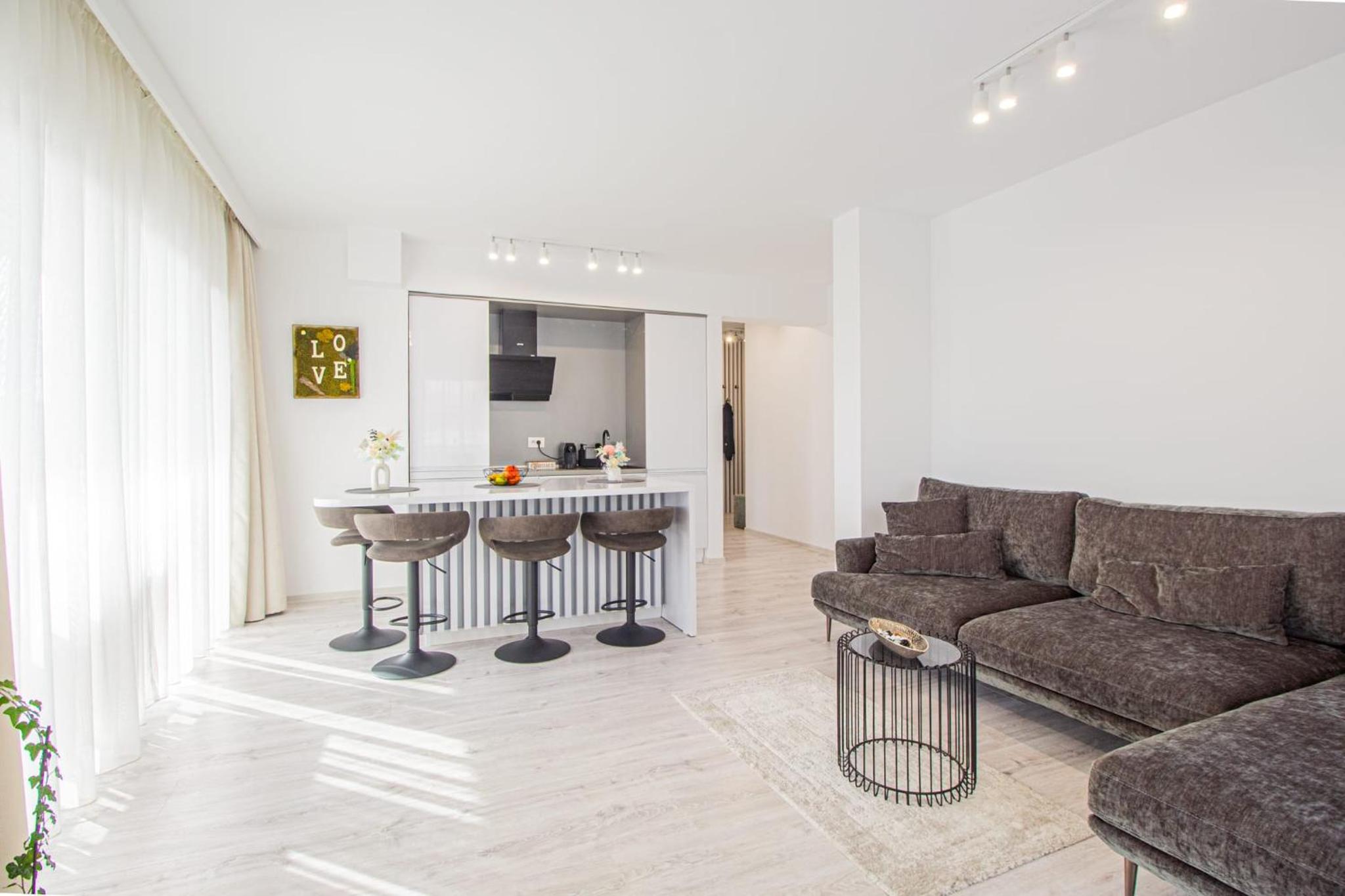 Spacious Holiday Apartment- Mountain View - Huge Balcony - Top Floor