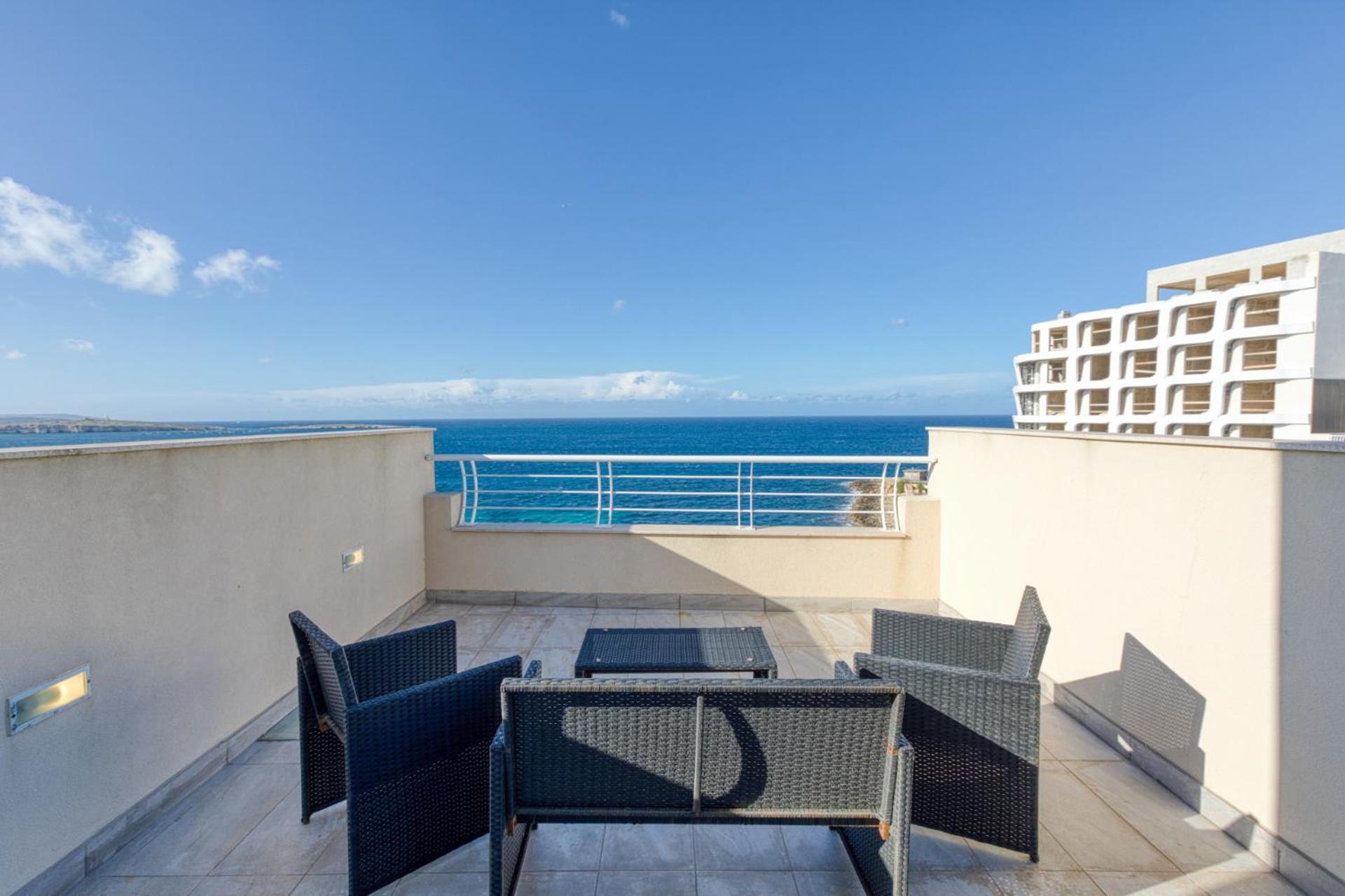 Stylish Penthouse Studio Bay Square 5 photo 2