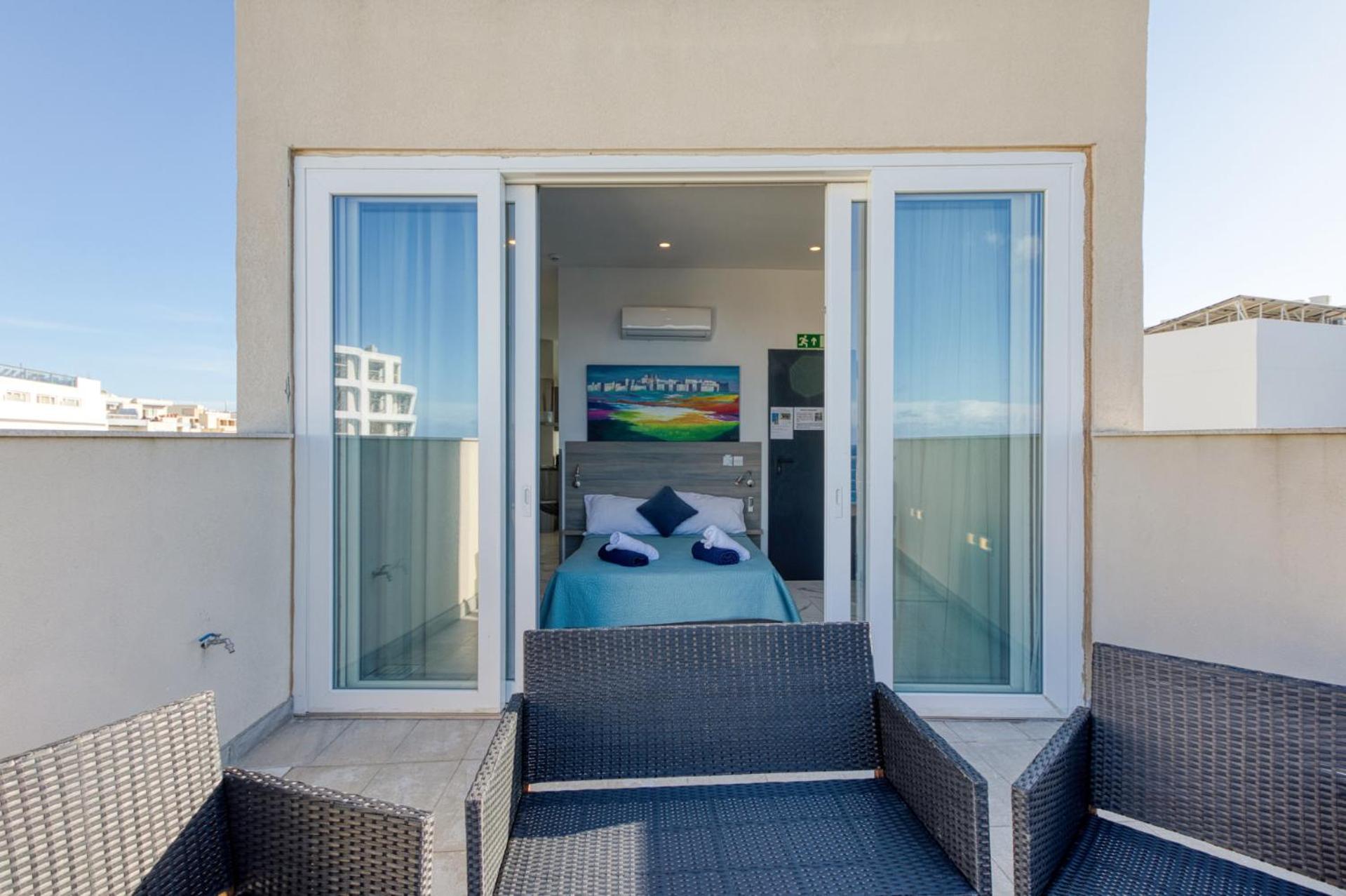 Stylish Penthouse Studio Bay Square 5 photo 3