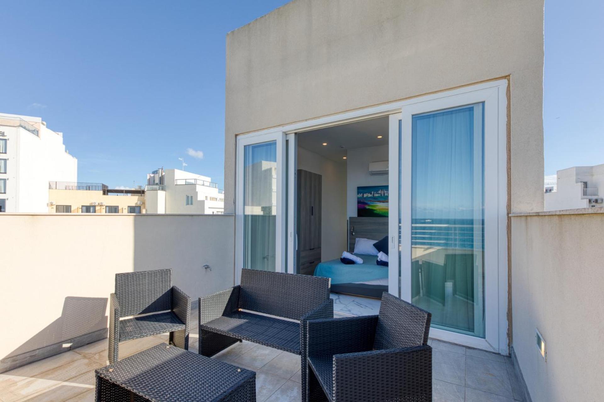 Stylish Penthouse Studio Bay Square 5 photo 4