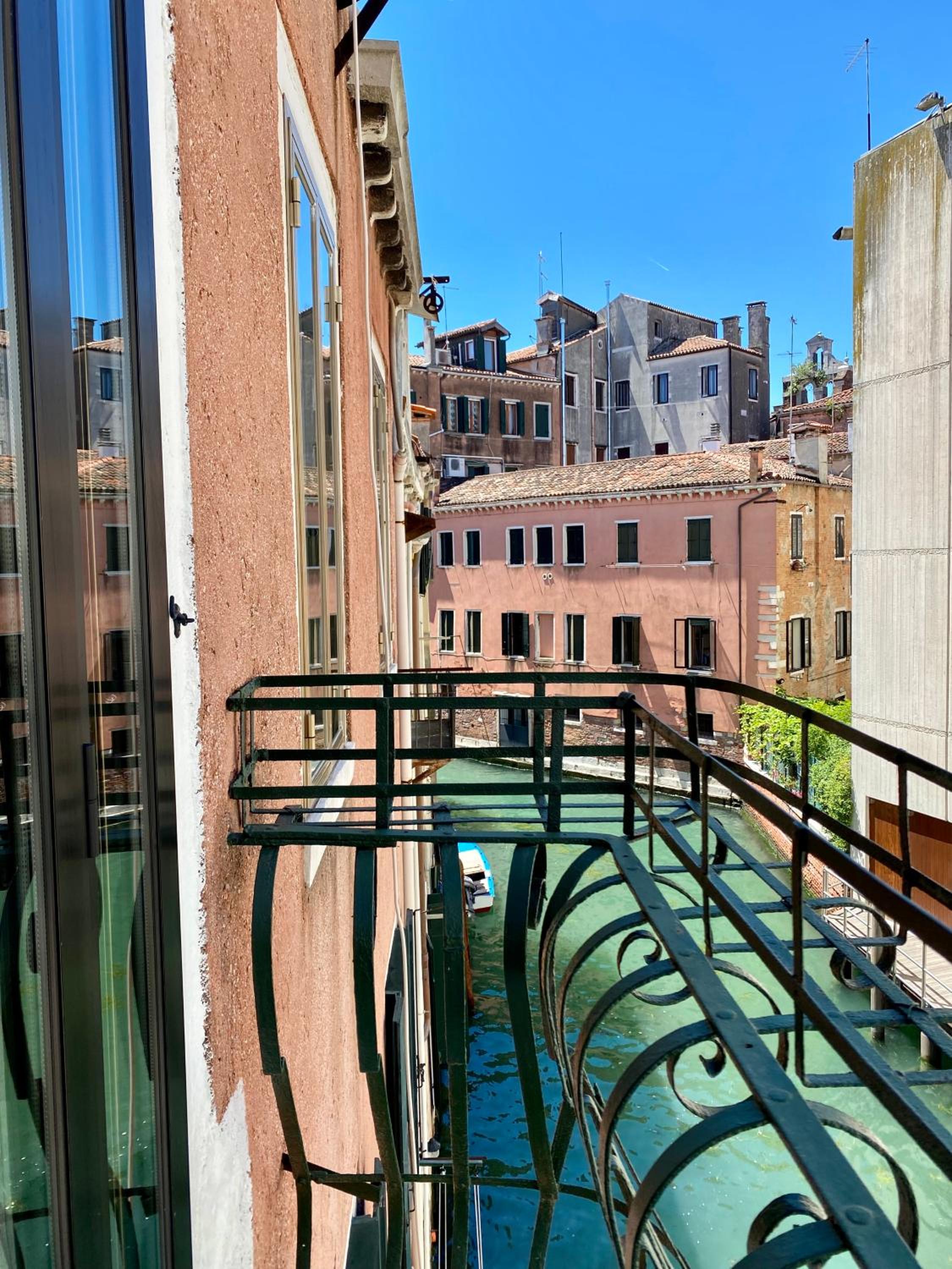 Corte Formenta Apartment - Canal view 5 minutes from Biennale