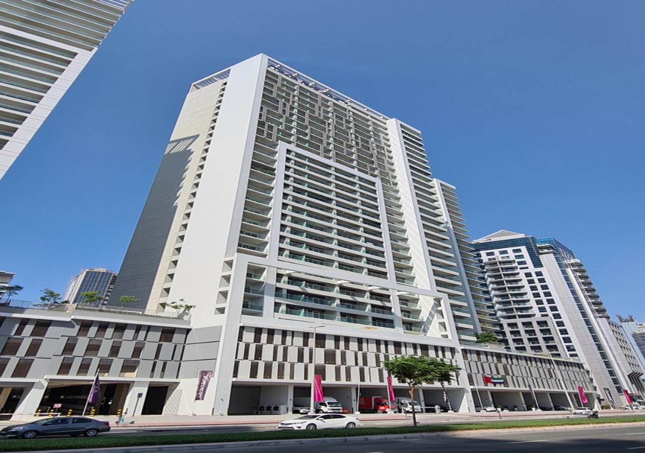 KeyRock Living - 1BR Luxury with Lake View at Reva
