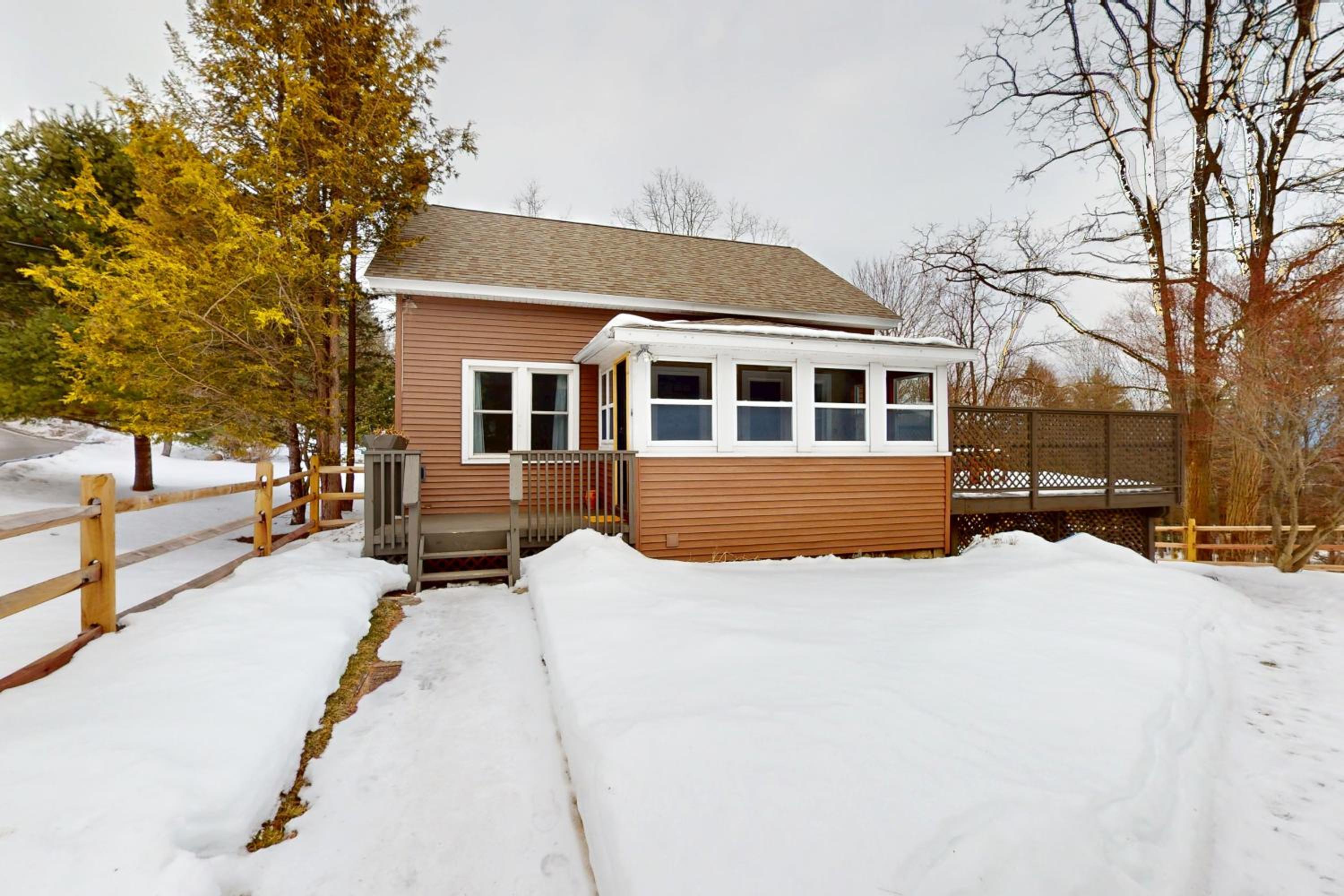 Close to Lake George! All-Season Basecamp with Deck