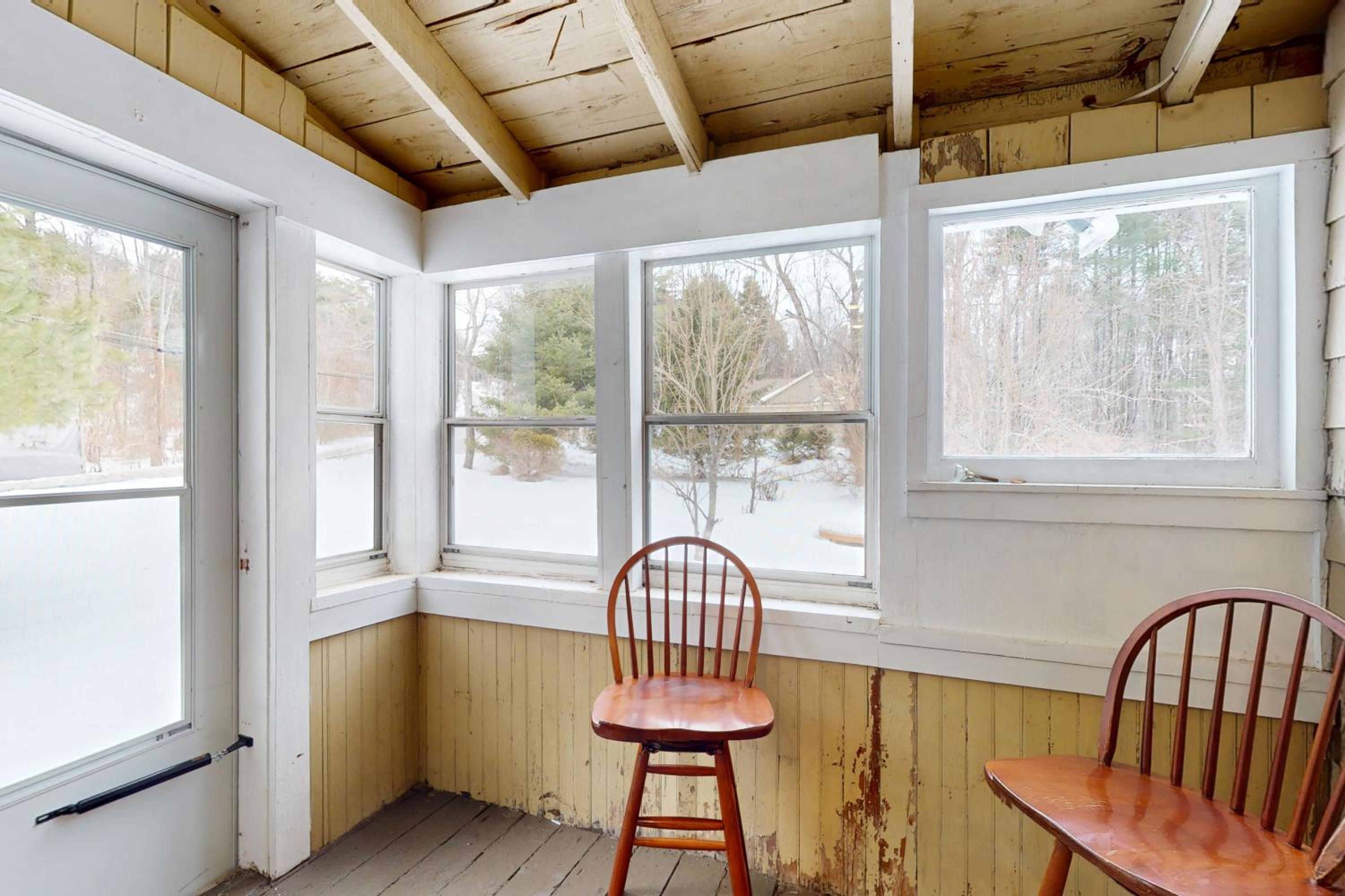 Close to Lake George! All-Season Basecamp with Deck