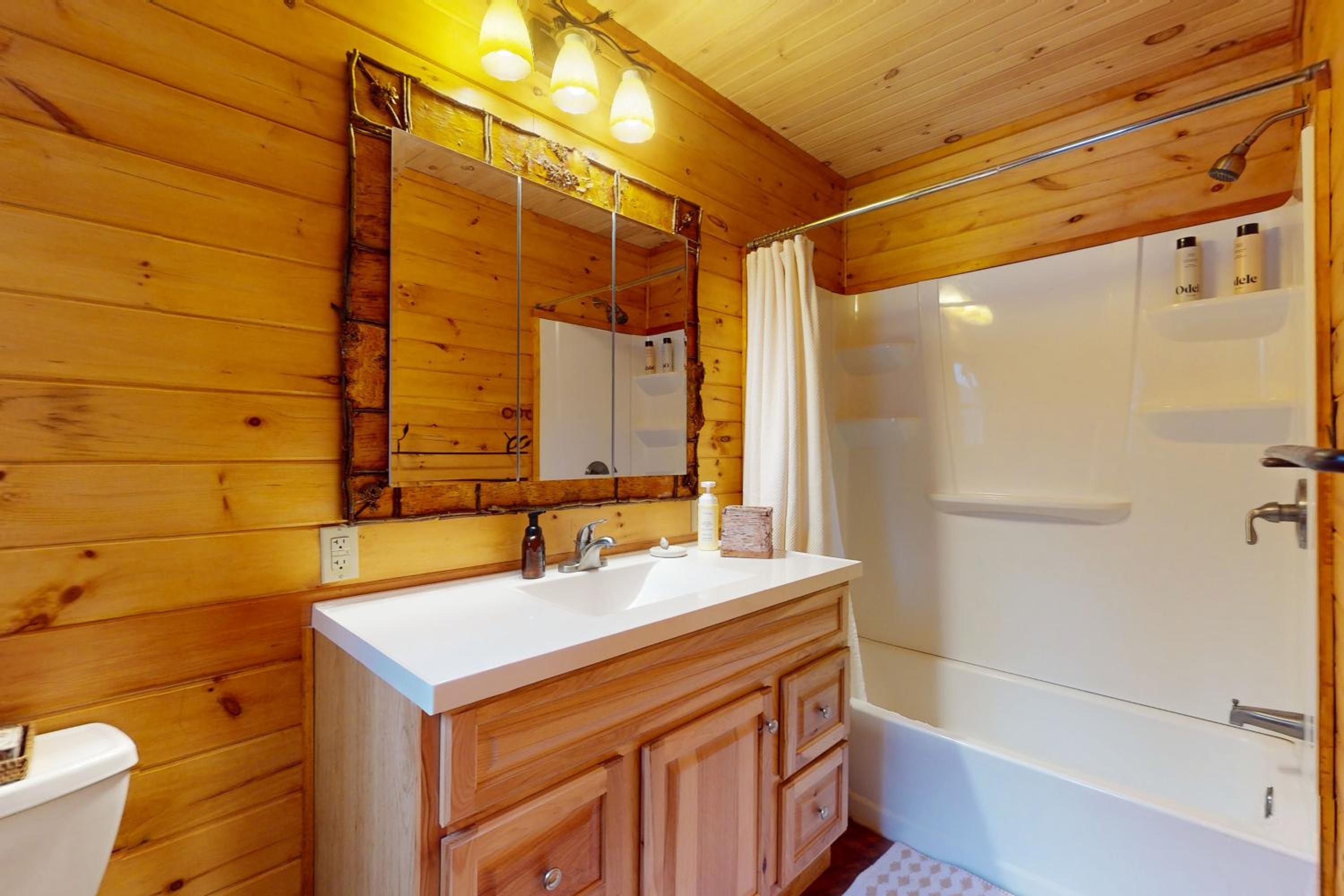 Close to Lake George! All-Season Basecamp with Deck