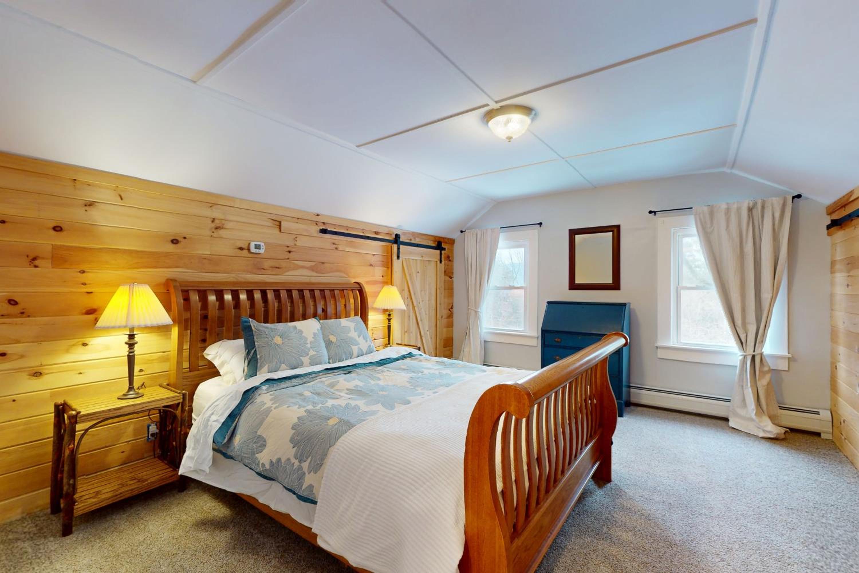 Close to Lake George! All-Season Basecamp with Deck