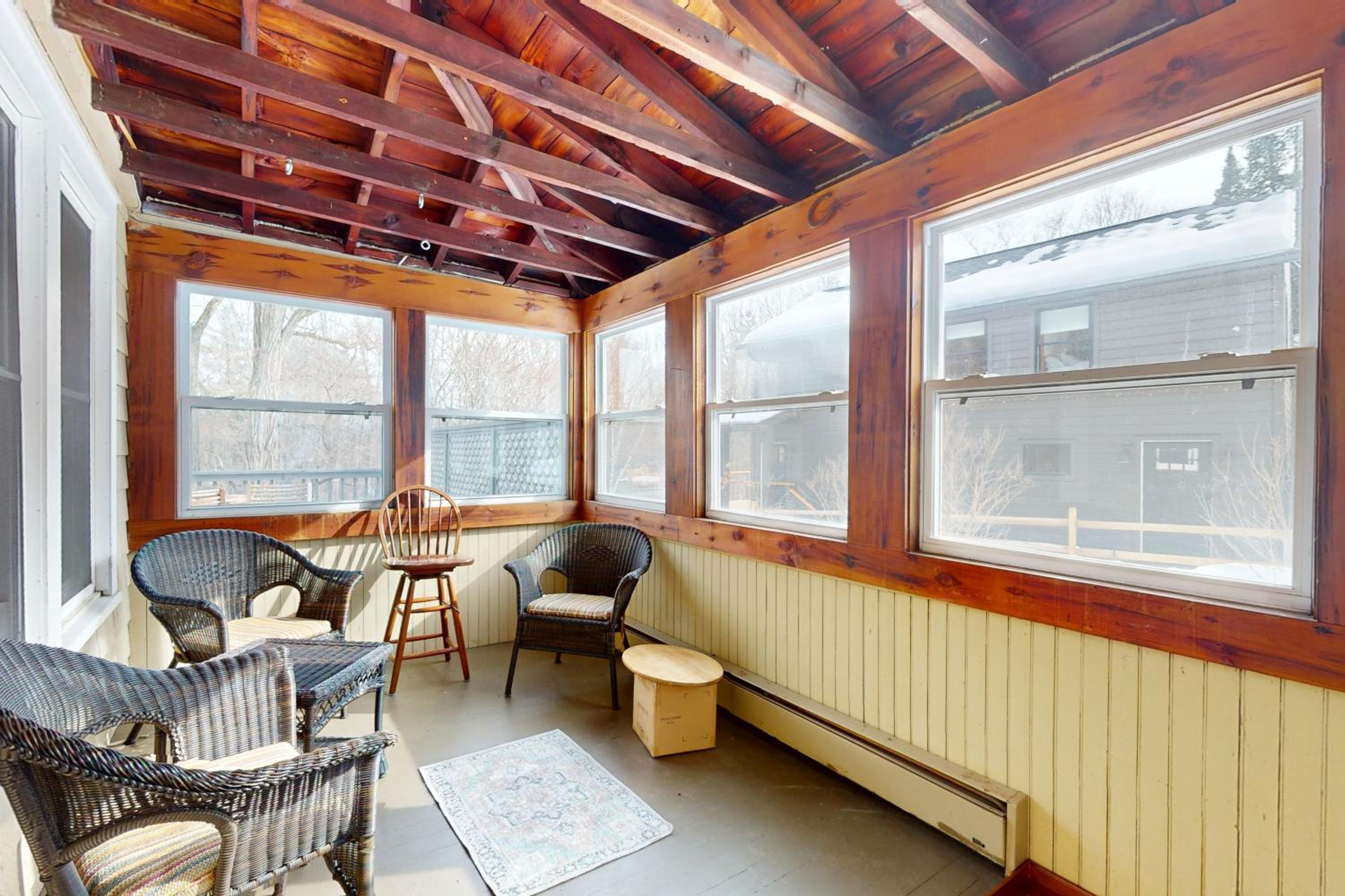 Close to Lake George! All-Season Basecamp with Deck
