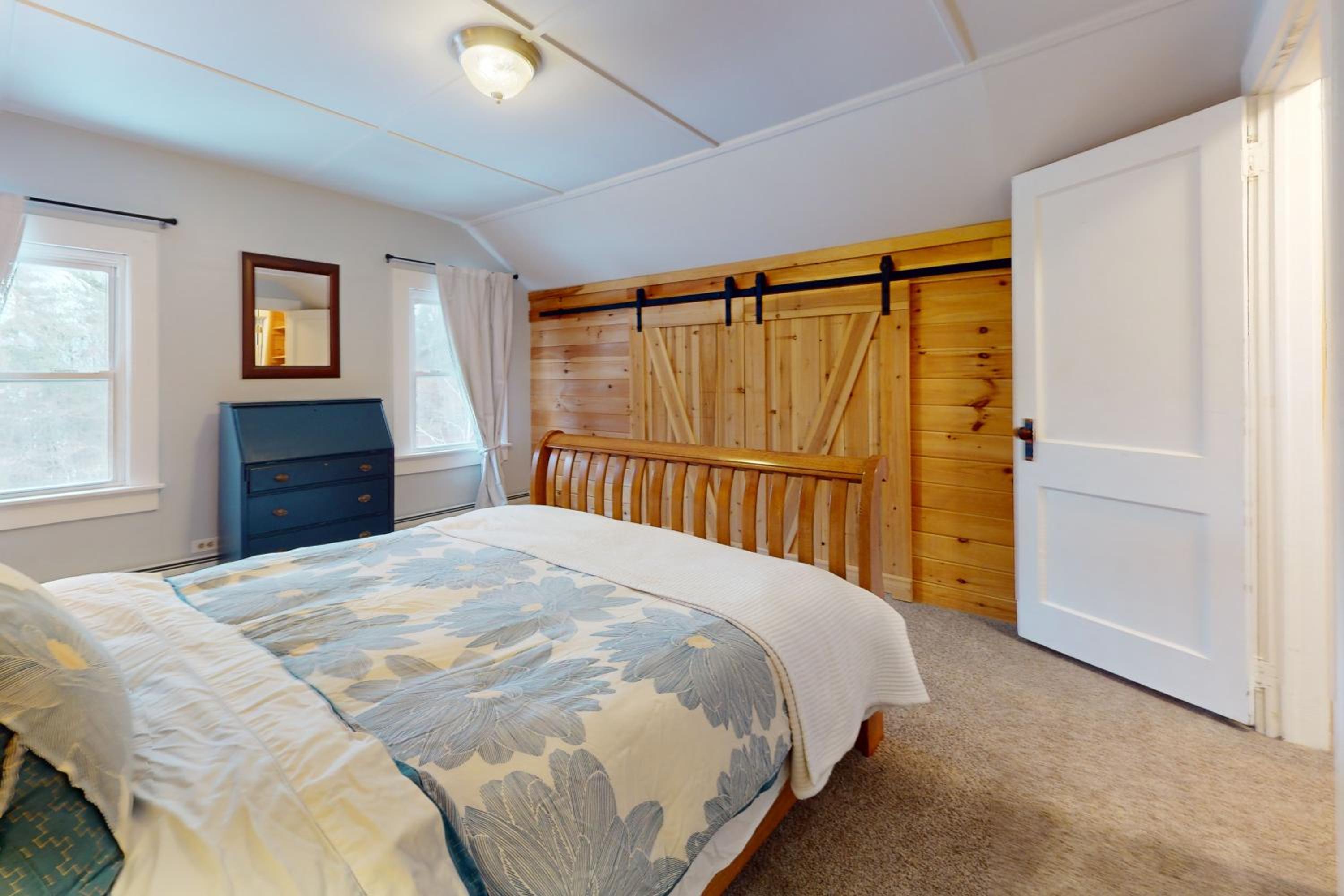 Close to Lake George! All-Season Basecamp with Deck