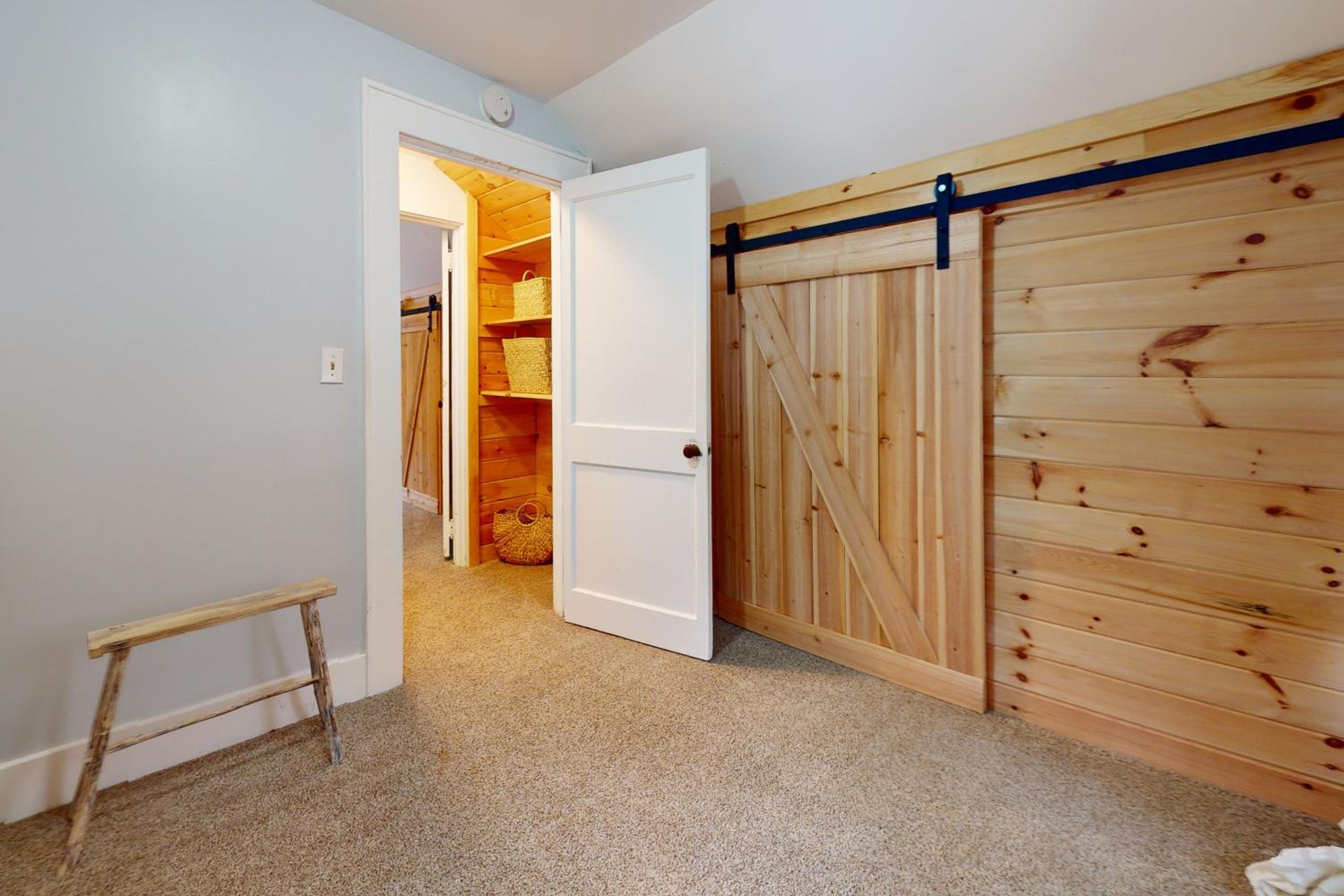 Close to Lake George! All-Season Basecamp with Deck