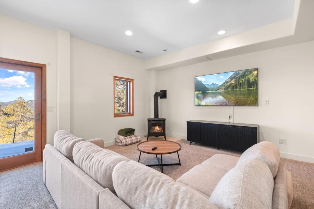 Mountain Retreat Sleeps 10 with Pool Table and Arcade
