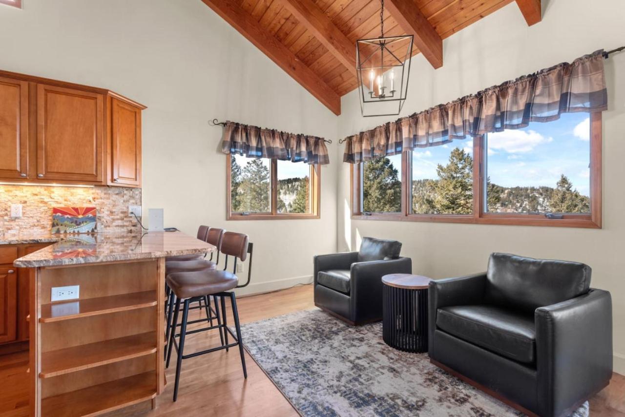 Mountain Retreat Sleeps 10 with Pool Table and Arcade