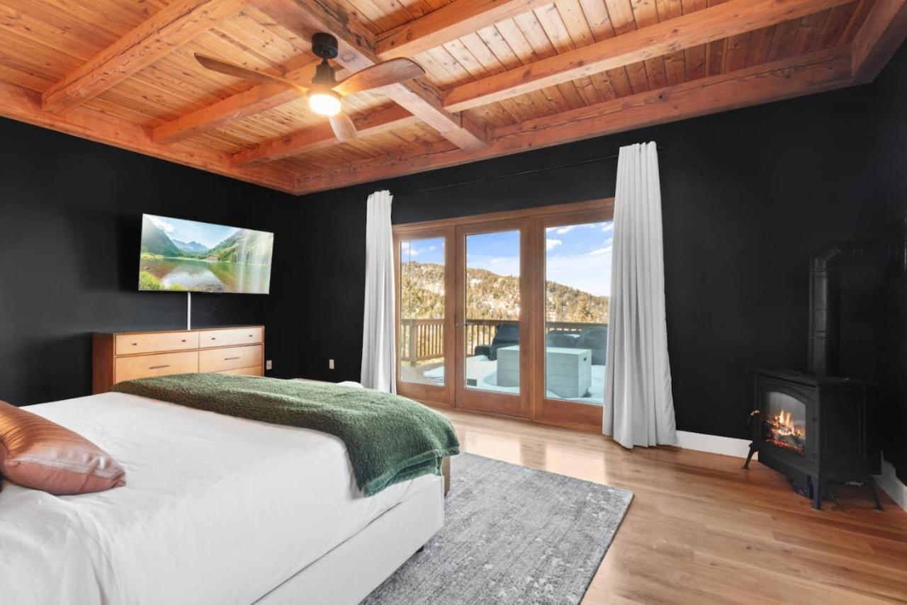 Mountain Retreat Sleeps 10 with Pool Table and Arcade