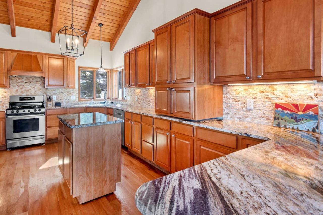 Mountain Retreat Sleeps 10 with Pool Table and Arcade