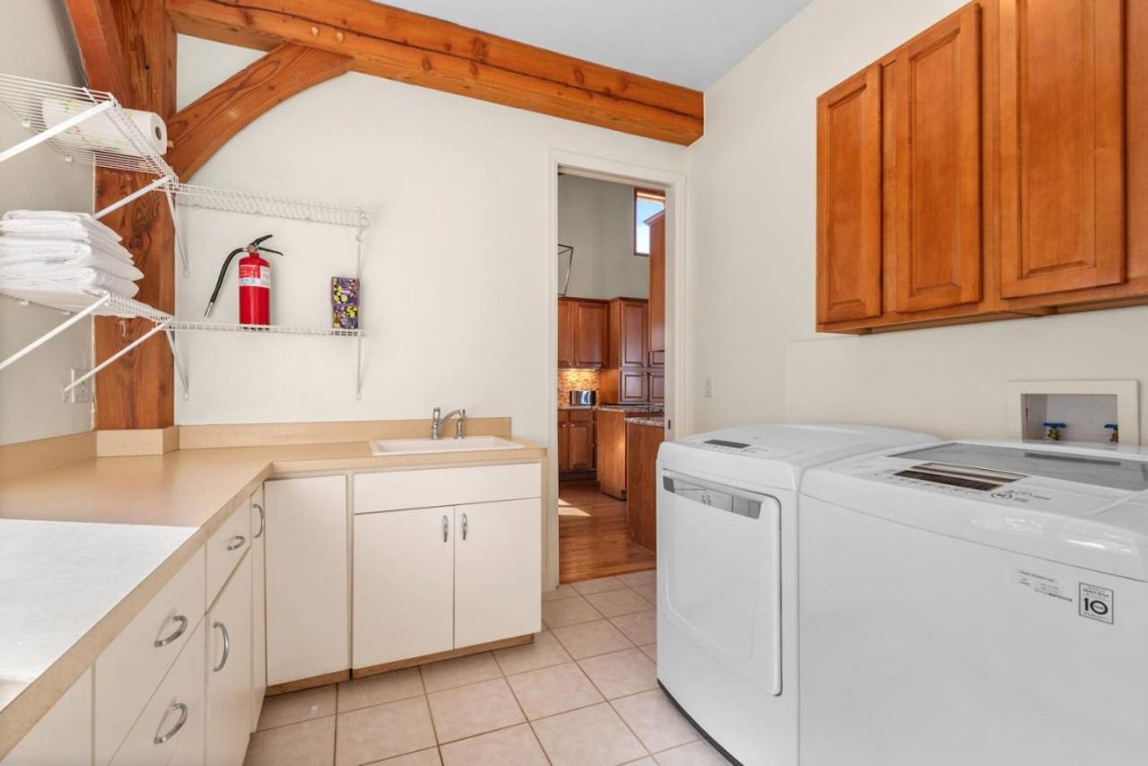 Mountain Retreat Sleeps 10 with Pool Table and Arcade