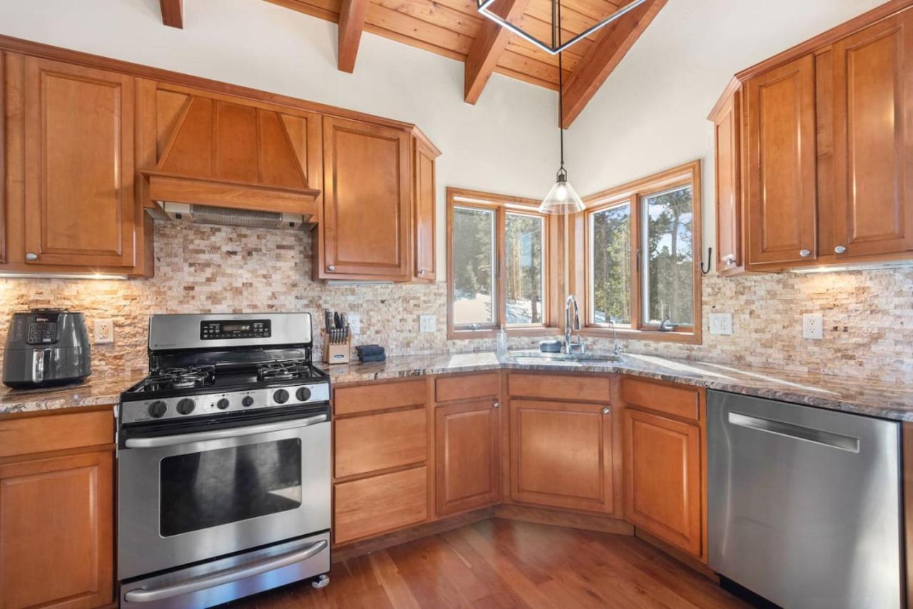 Mountain Retreat Sleeps 10 with Pool Table and Arcade
