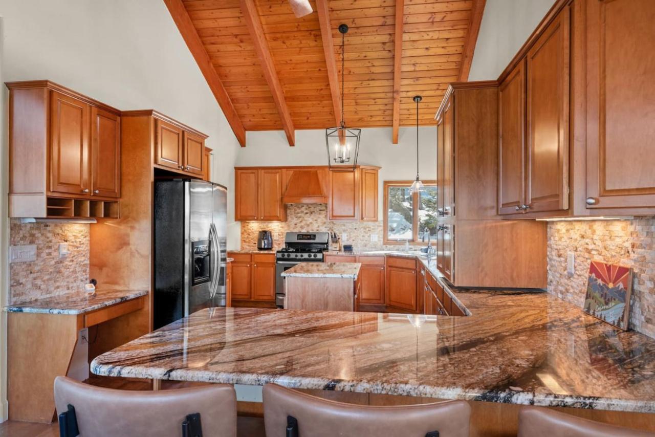 Mountain Retreat Sleeps 10 with Pool Table and Arcade
