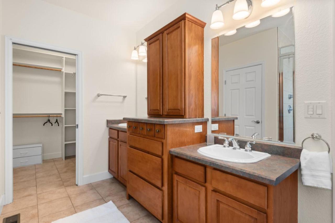 Mountain Retreat Sleeps 10 with Pool Table and Arcade