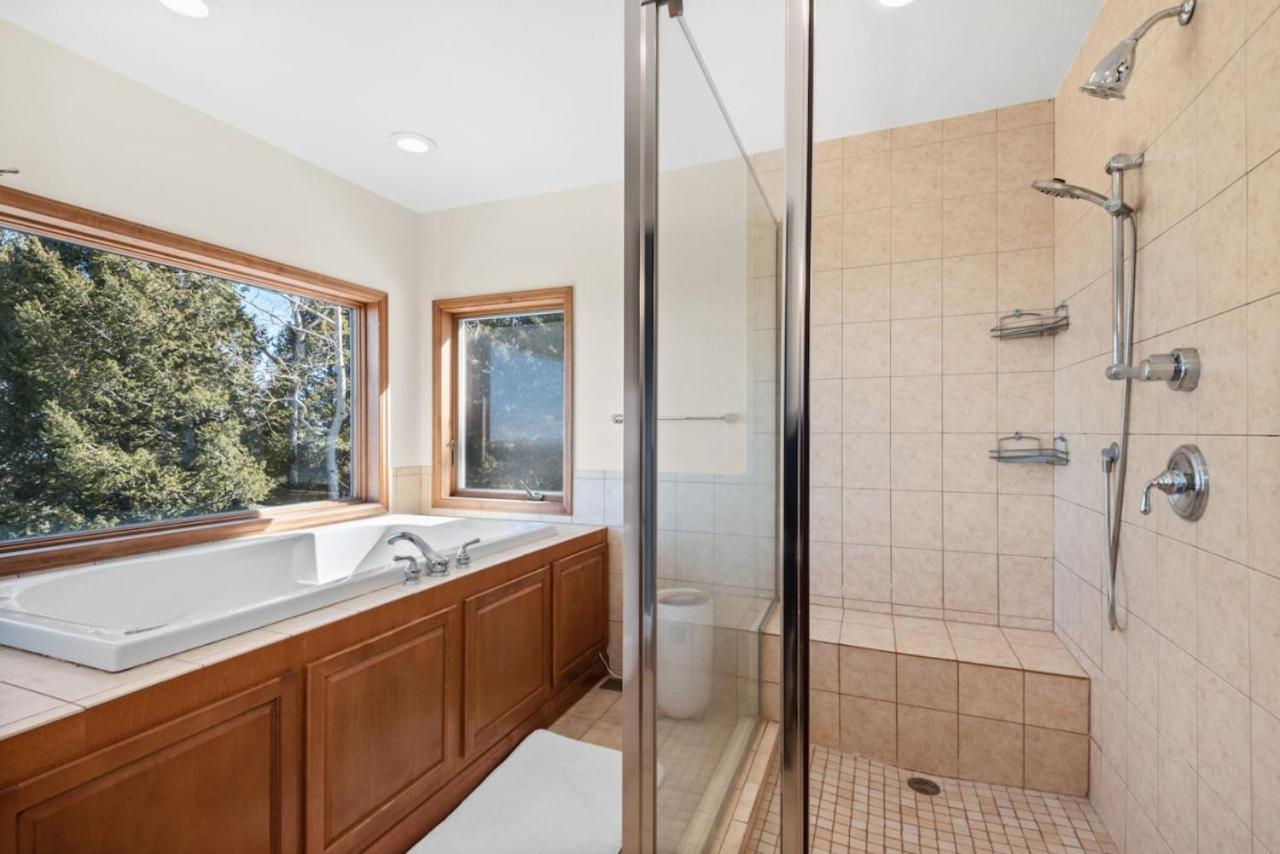 Mountain Retreat Sleeps 10 with Pool Table and Arcade