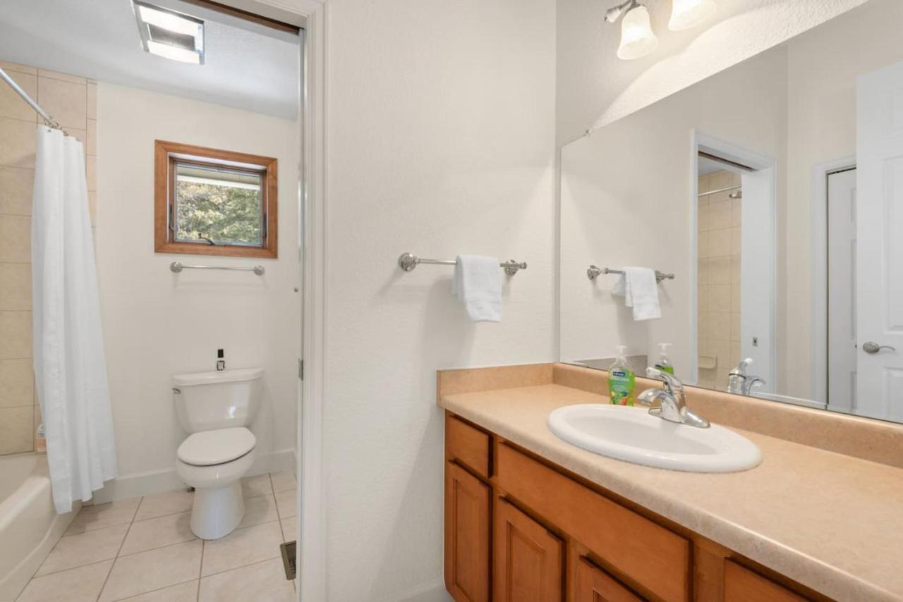 Mountain Retreat Sleeps 10 with Pool Table and Arcade
