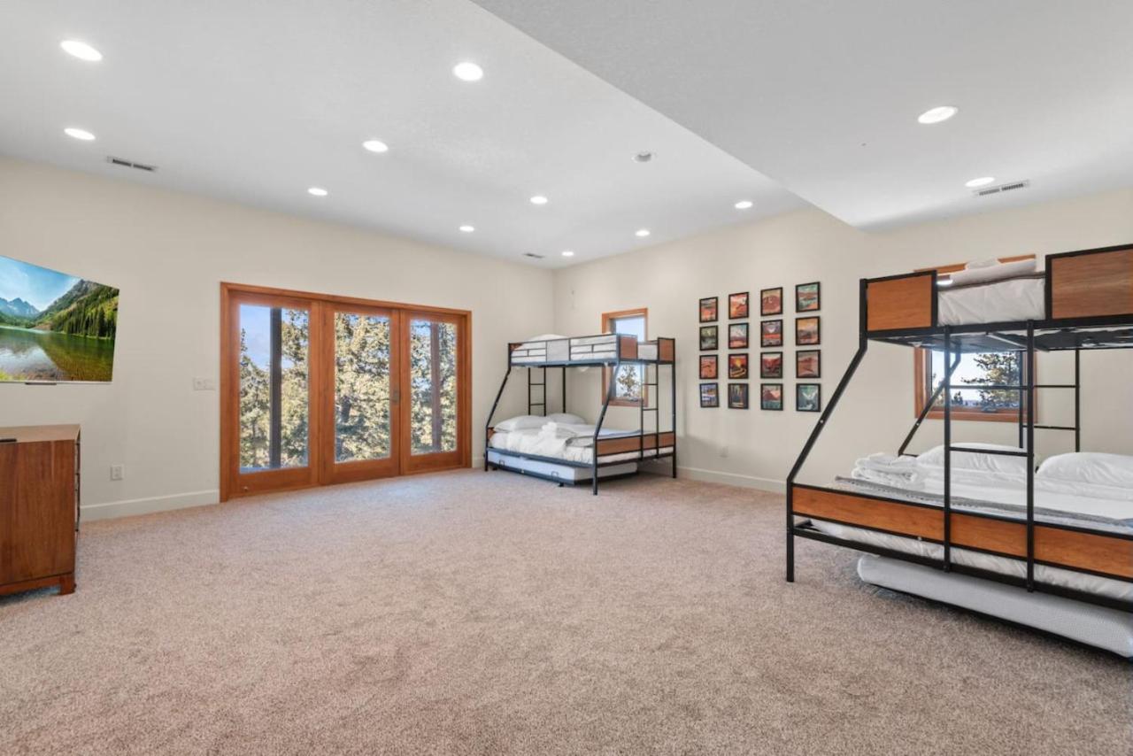 Mountain Retreat Sleeps 10 with Pool Table and Arcade
