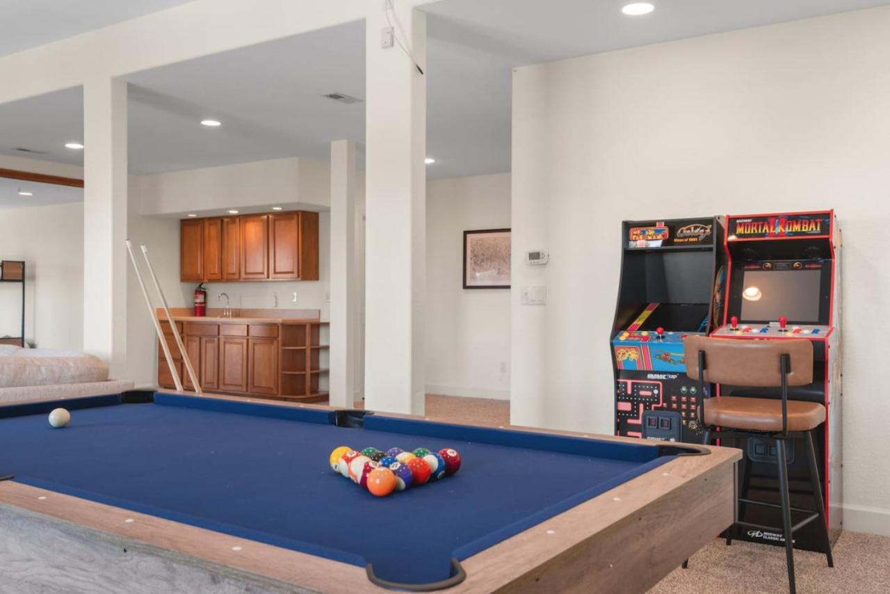 Mountain Retreat Sleeps 10 with Pool Table and Arcade