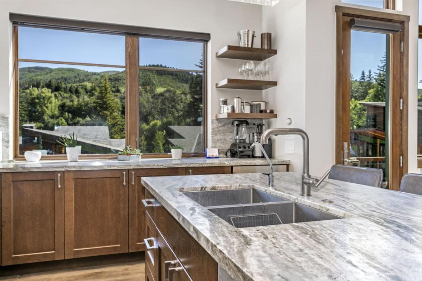 LUXE Riverfront Mountain Retreat Walk to Gondola