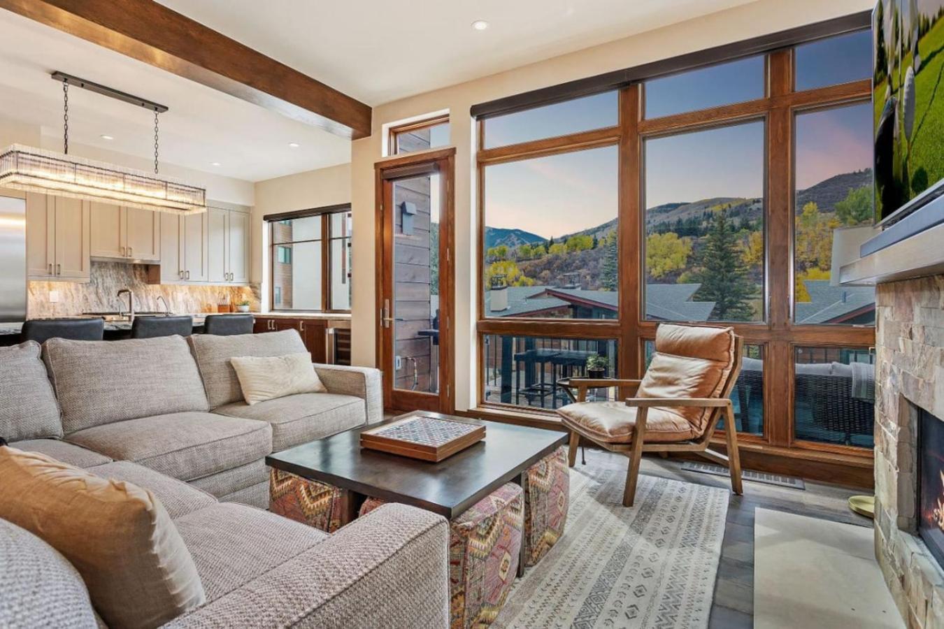 LUXE Riverfront Mountain Retreat Walk to Gondola
