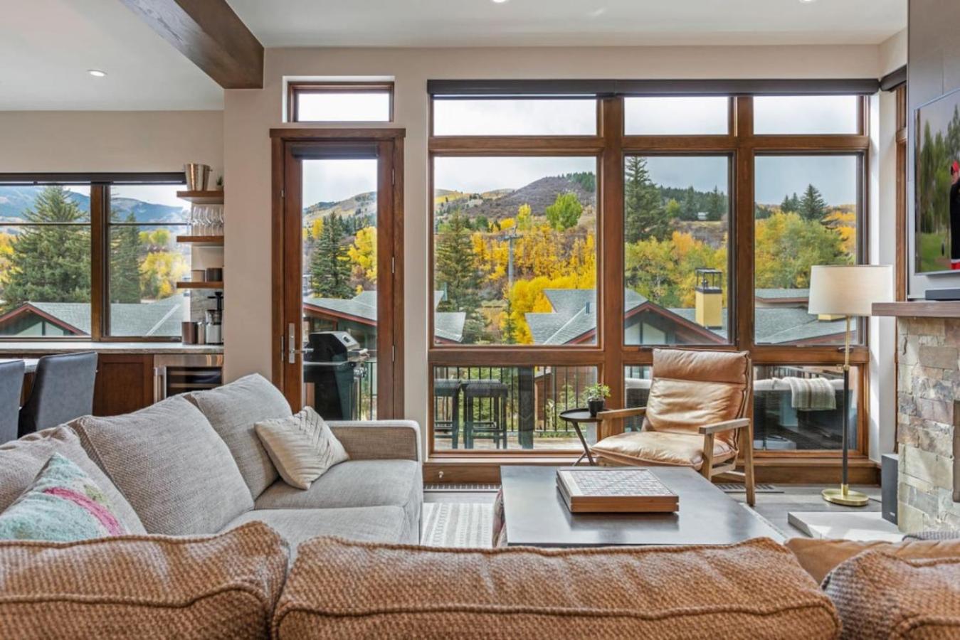 LUXE Riverfront Mountain Retreat Walk to Gondola