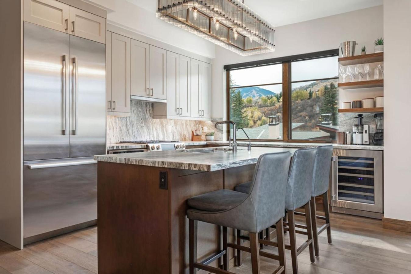 LUXE Riverfront Mountain Retreat Walk to Gondola