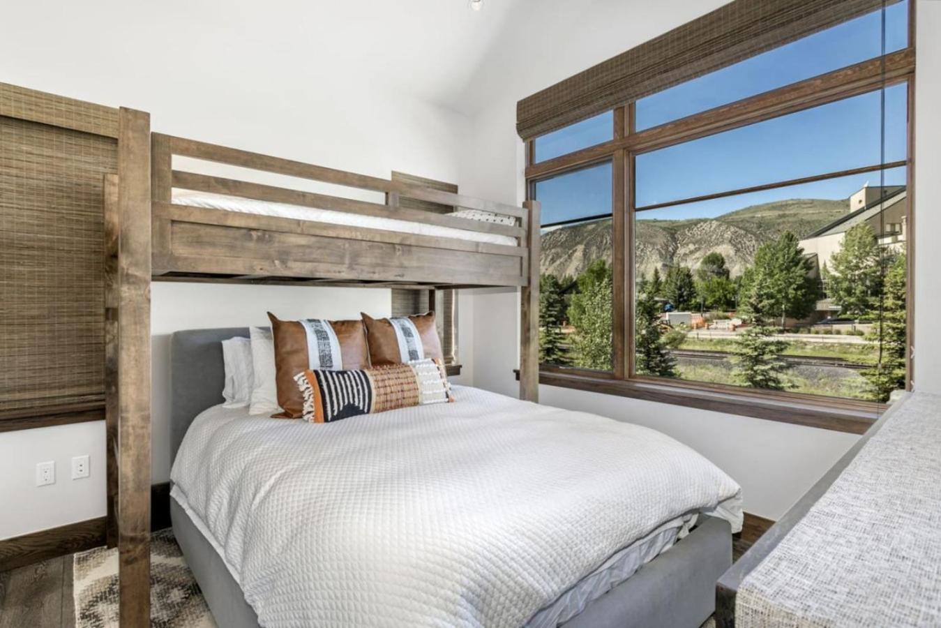 LUXE Riverfront Mountain Retreat Walk to Gondola