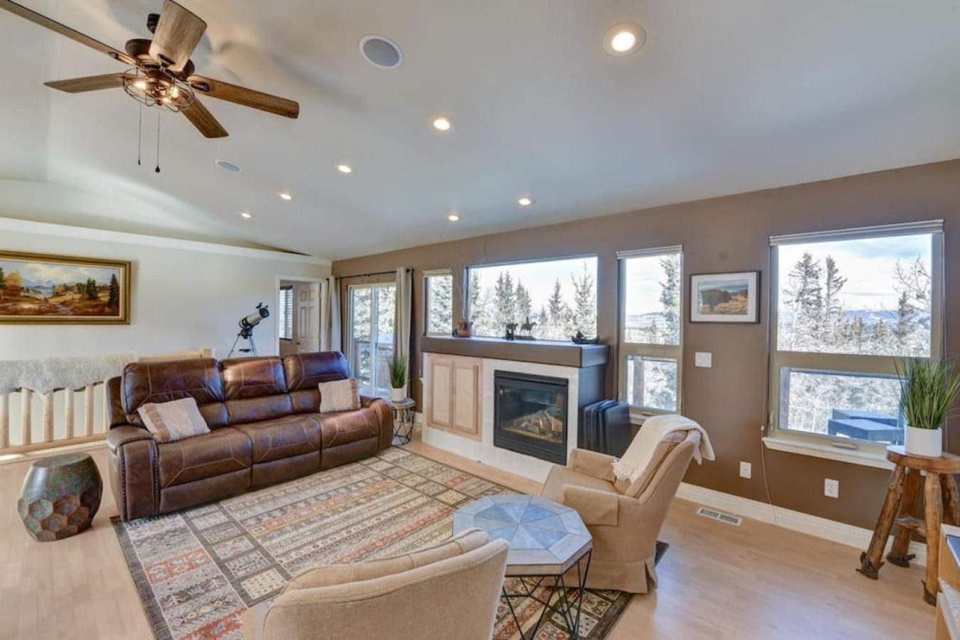 Cabin On 13 Acres With A Pool Table And Jacuzzi Tub