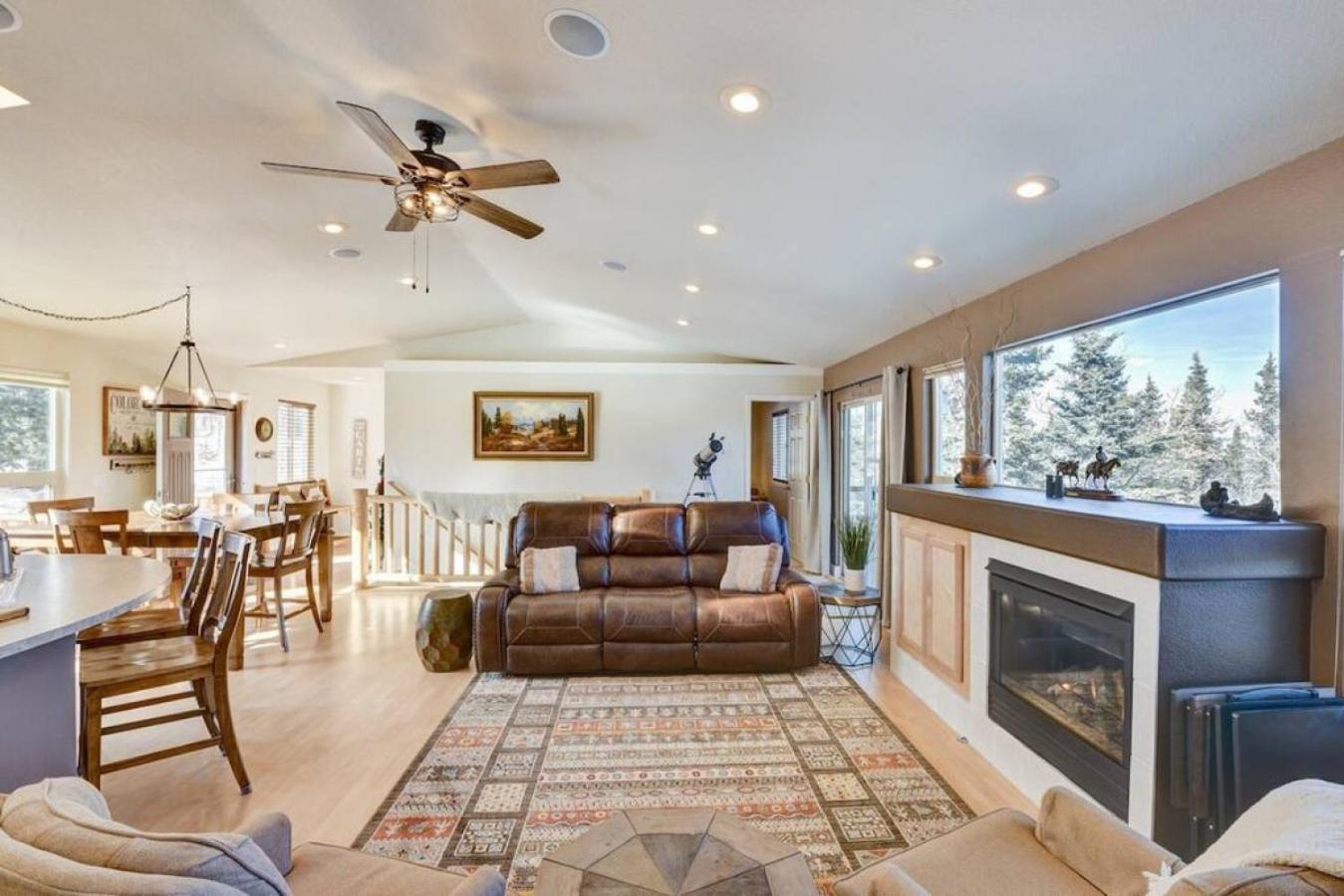 Cabin On 13 Acres With A Pool Table And Jacuzzi Tub