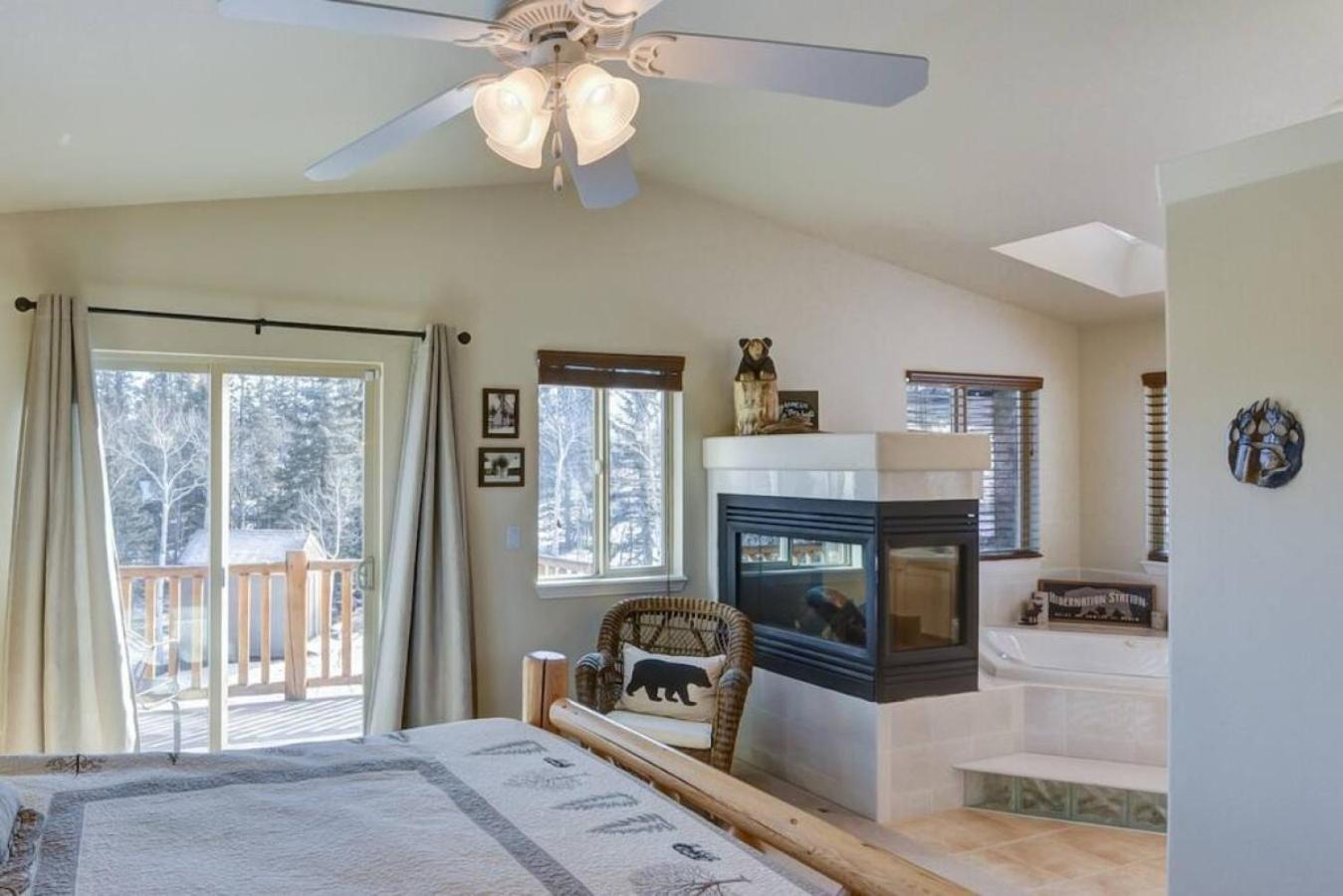 Cabin On 13 Acres With A Pool Table And Jacuzzi Tub