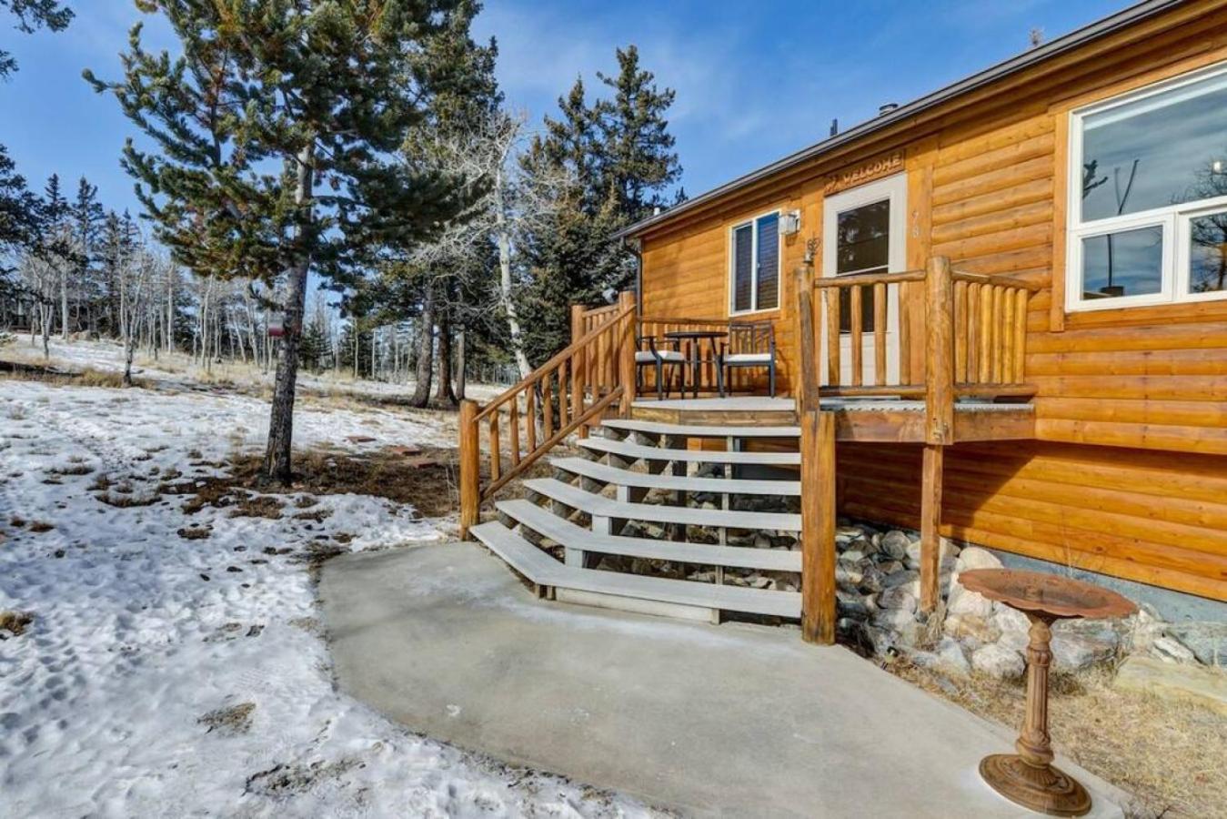 Cabin On 13 Acres With A Pool Table And Jacuzzi Tub