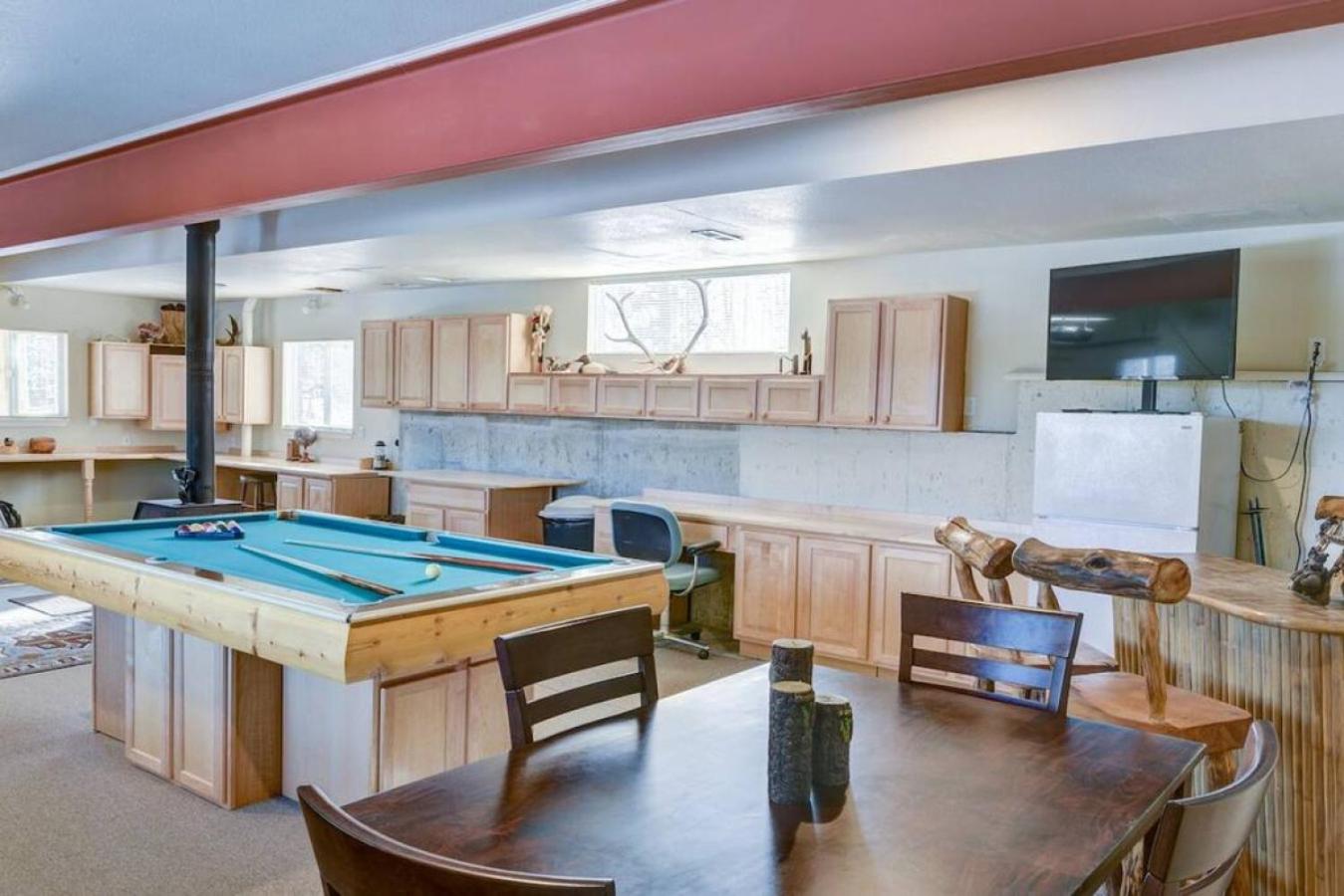 Cabin On 13 Acres With A Pool Table And Jacuzzi Tub
