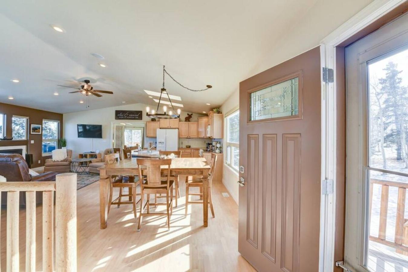 Cabin On 13 Acres With A Pool Table And Jacuzzi Tub