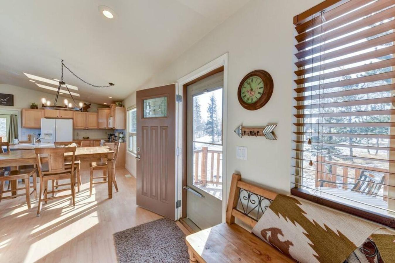 Cabin On 13 Acres With A Pool Table And Jacuzzi Tub