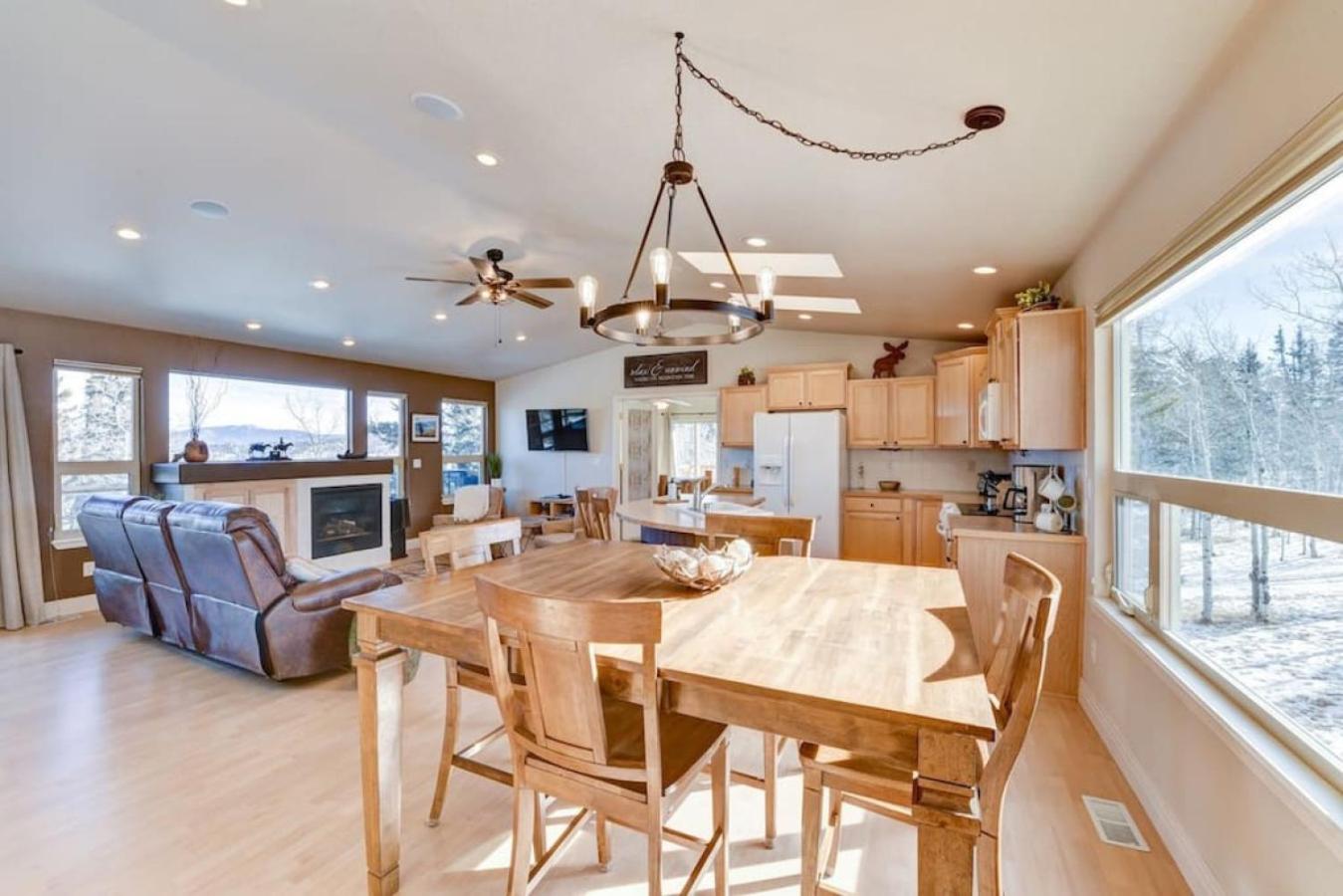 Cabin On 13 Acres With A Pool Table And Jacuzzi Tub