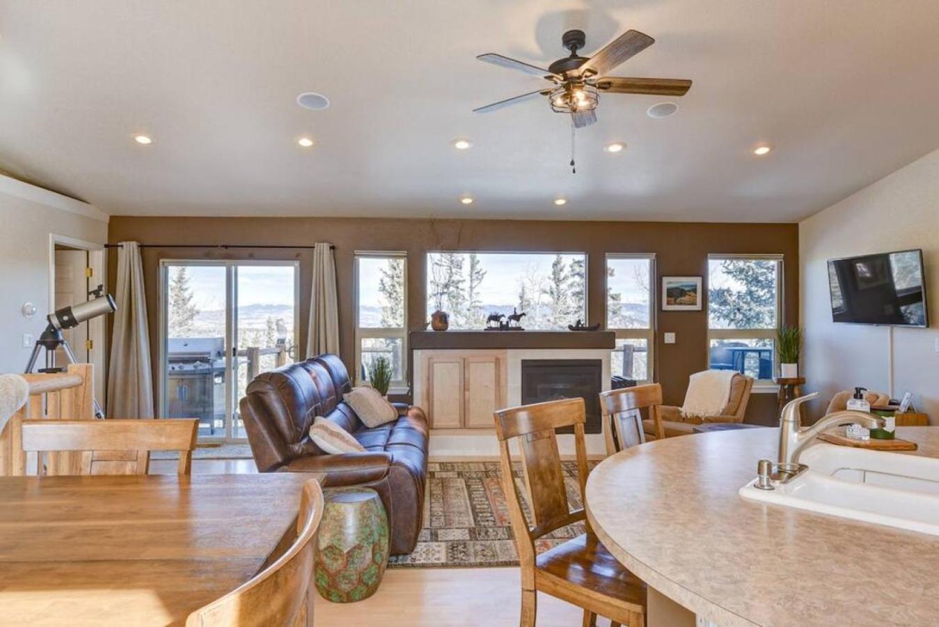 Cabin On 13 Acres With A Pool Table And Jacuzzi Tub