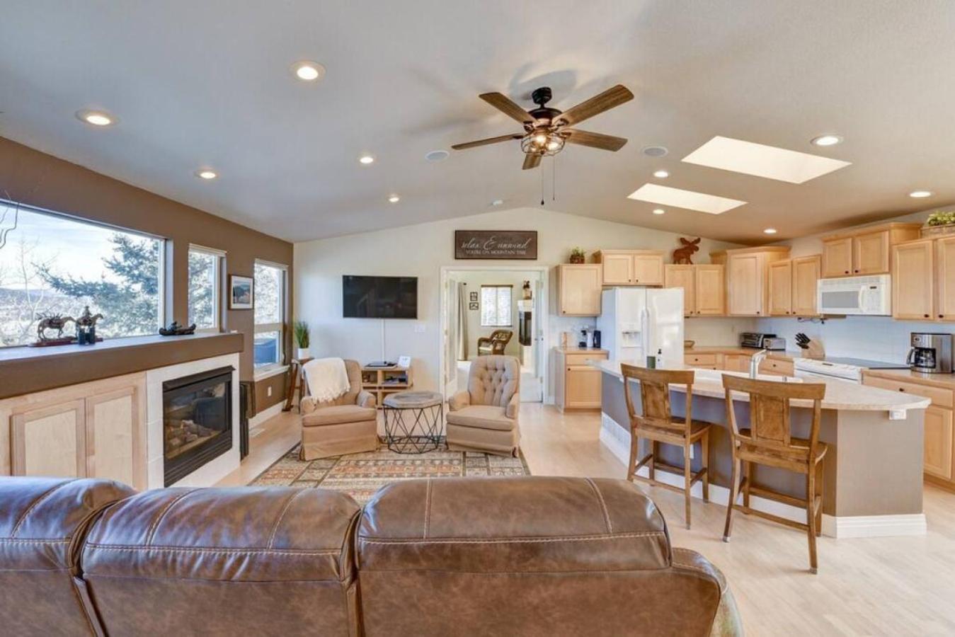 Cabin On 13 Acres With A Pool Table And Jacuzzi Tub