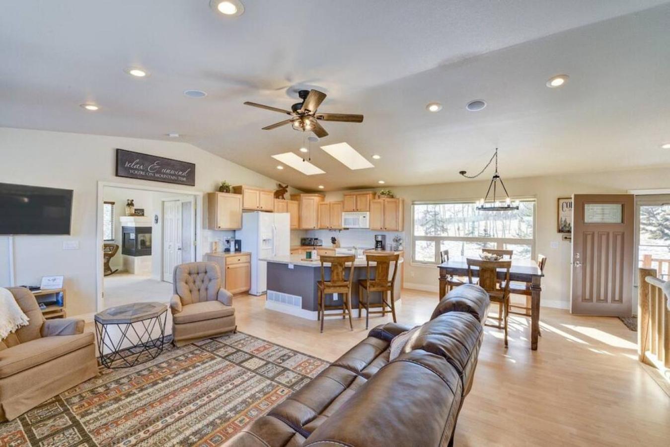 Cabin On 13 Acres With A Pool Table And Jacuzzi Tub