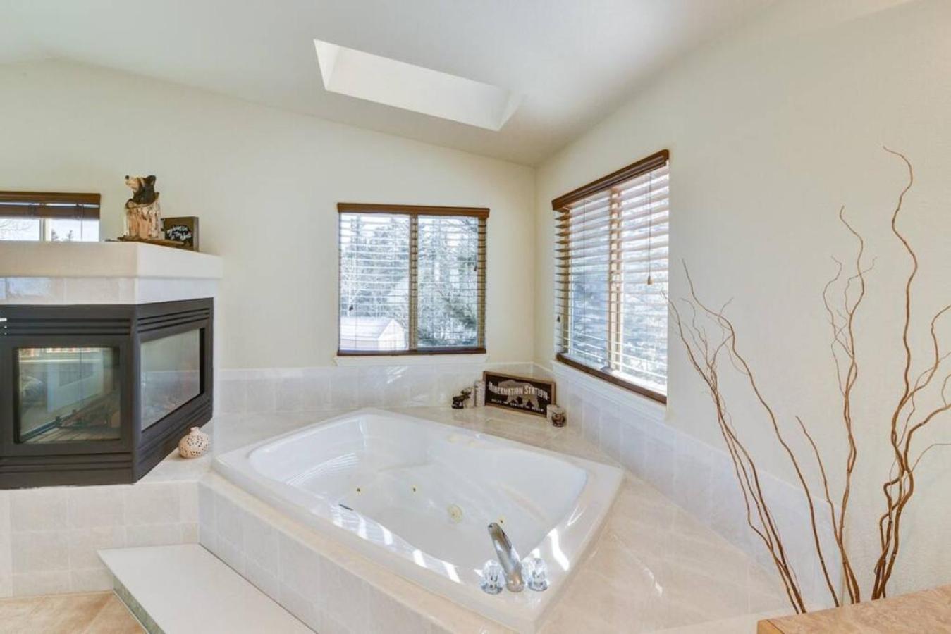 Cabin On 13 Acres With A Pool Table And Jacuzzi Tub