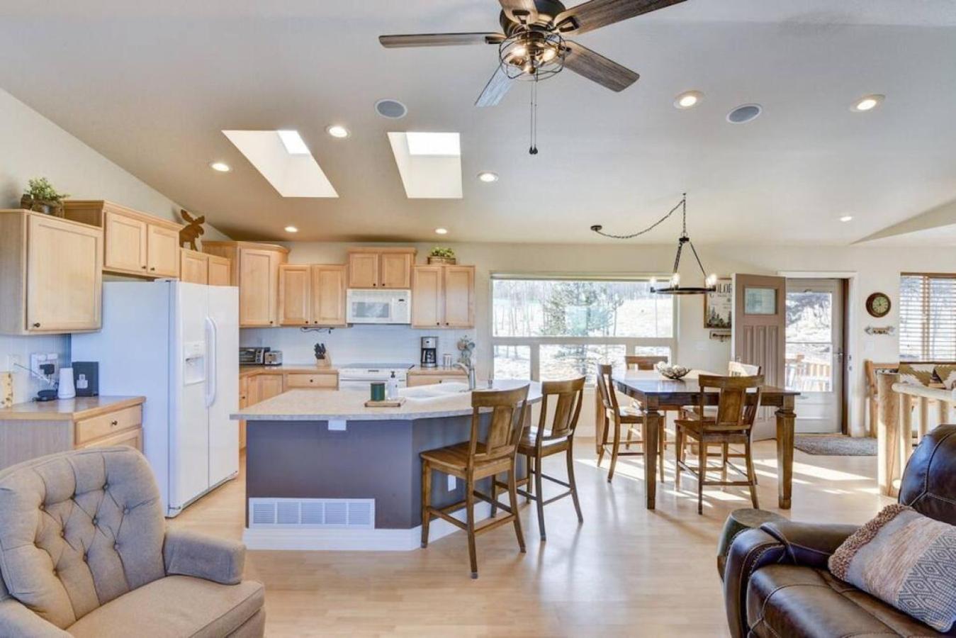 Cabin On 13 Acres With A Pool Table And Jacuzzi Tub