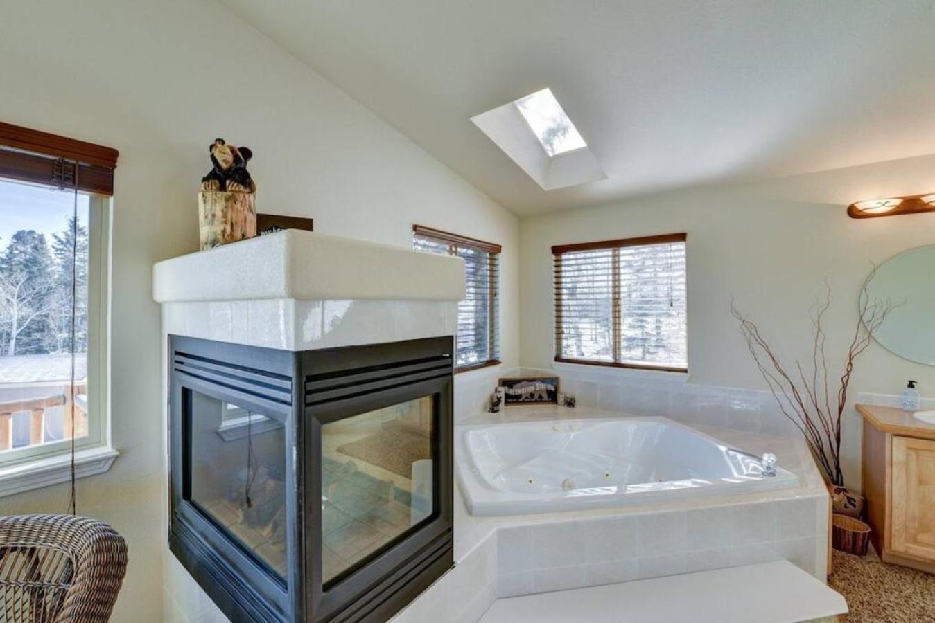 Cabin On 13 Acres With A Pool Table And Jacuzzi Tub