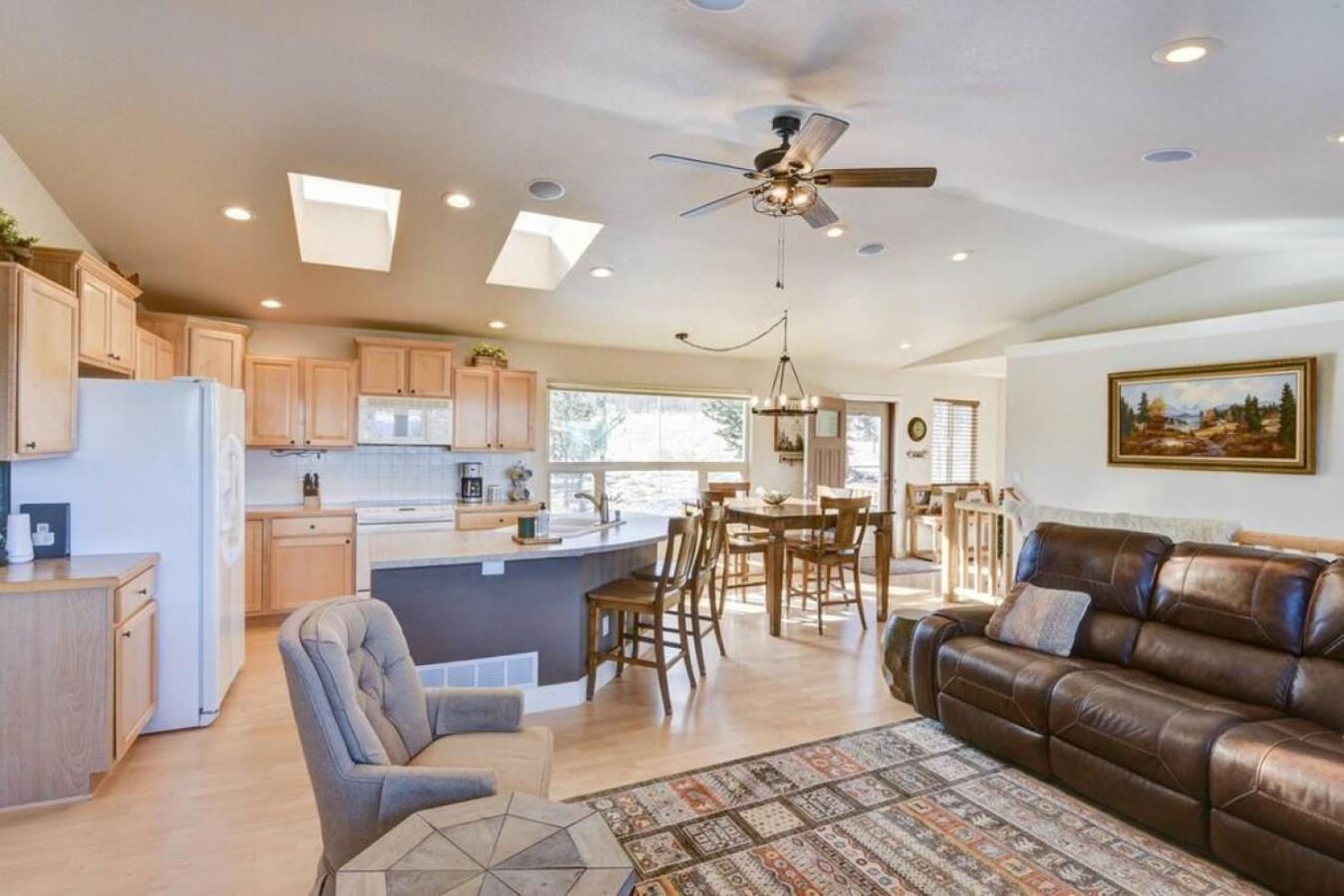 Cabin On 13 Acres With A Pool Table And Jacuzzi Tub