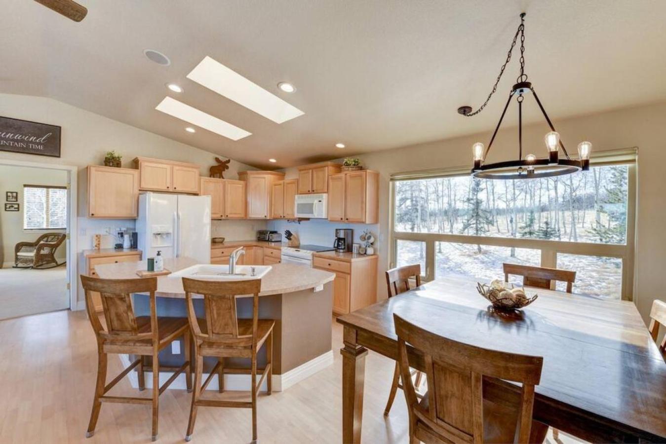 Cabin On 13 Acres With A Pool Table And Jacuzzi Tub