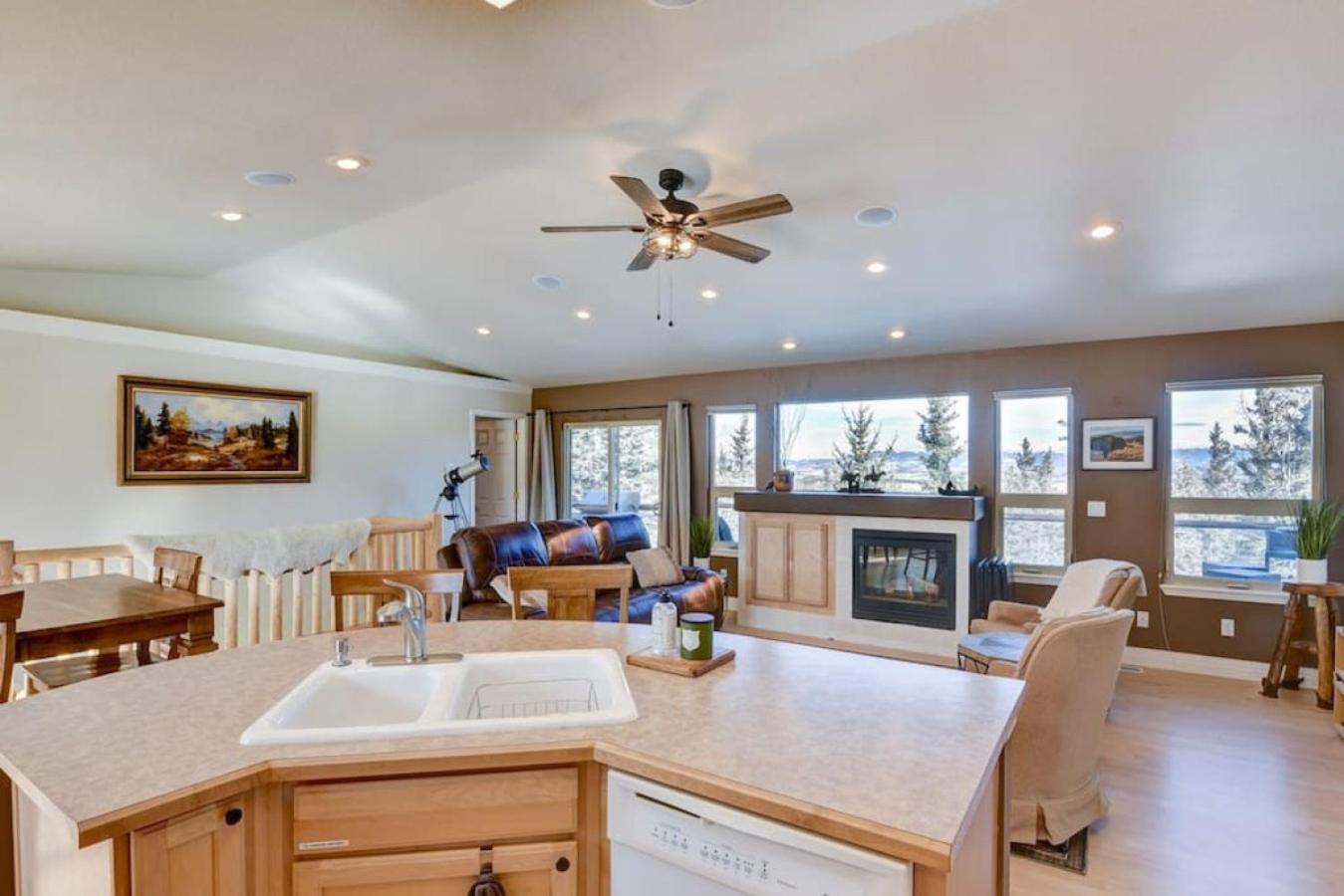 Cabin On 13 Acres With A Pool Table And Jacuzzi Tub