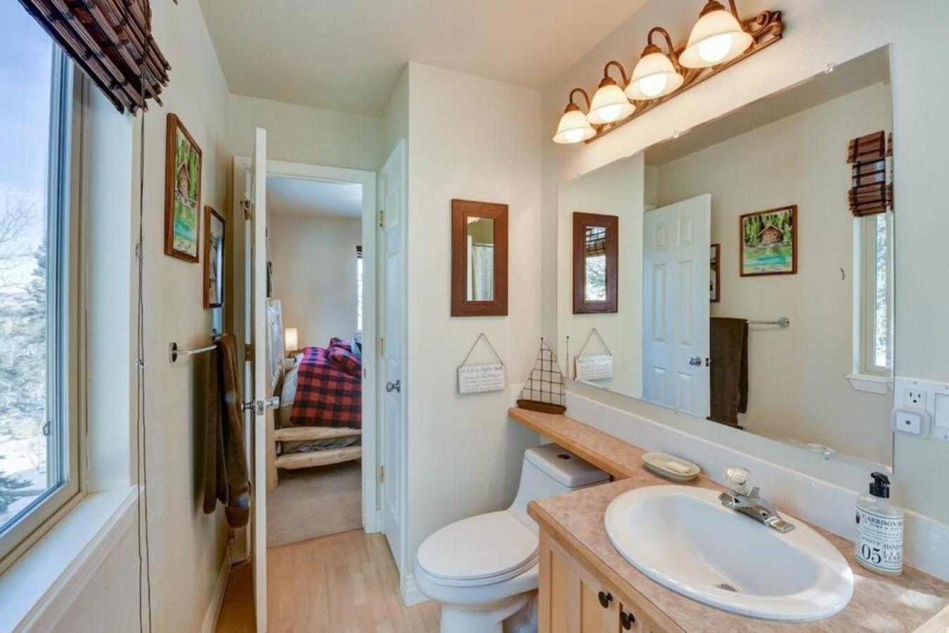 Cabin On 13 Acres With A Pool Table And Jacuzzi Tub